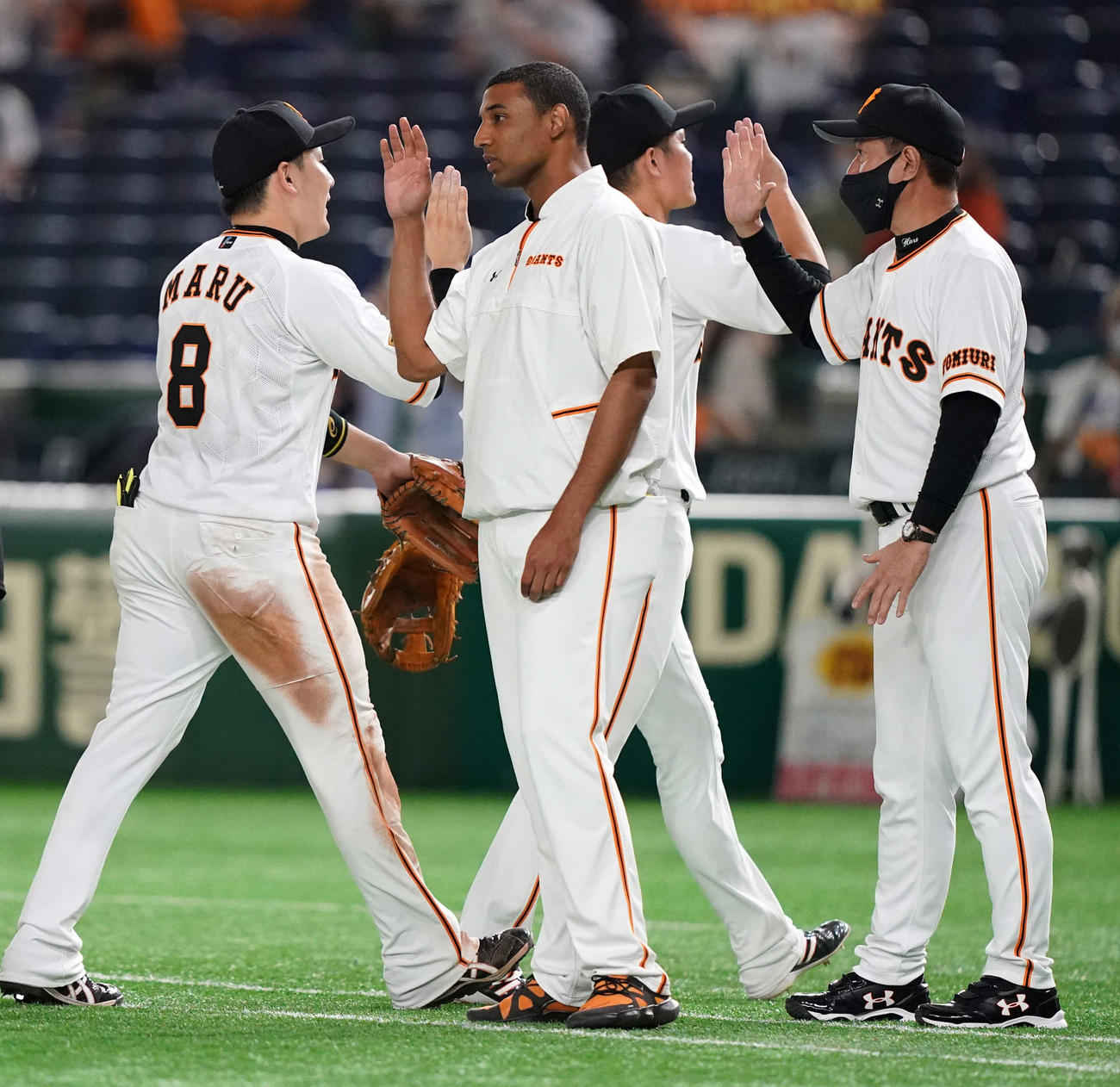 巨人対DeNA　DeNAに勝利し巨人丸（左）らナインとタッチをかわすサンチェス。右は原監督（撮影・江口和貴）