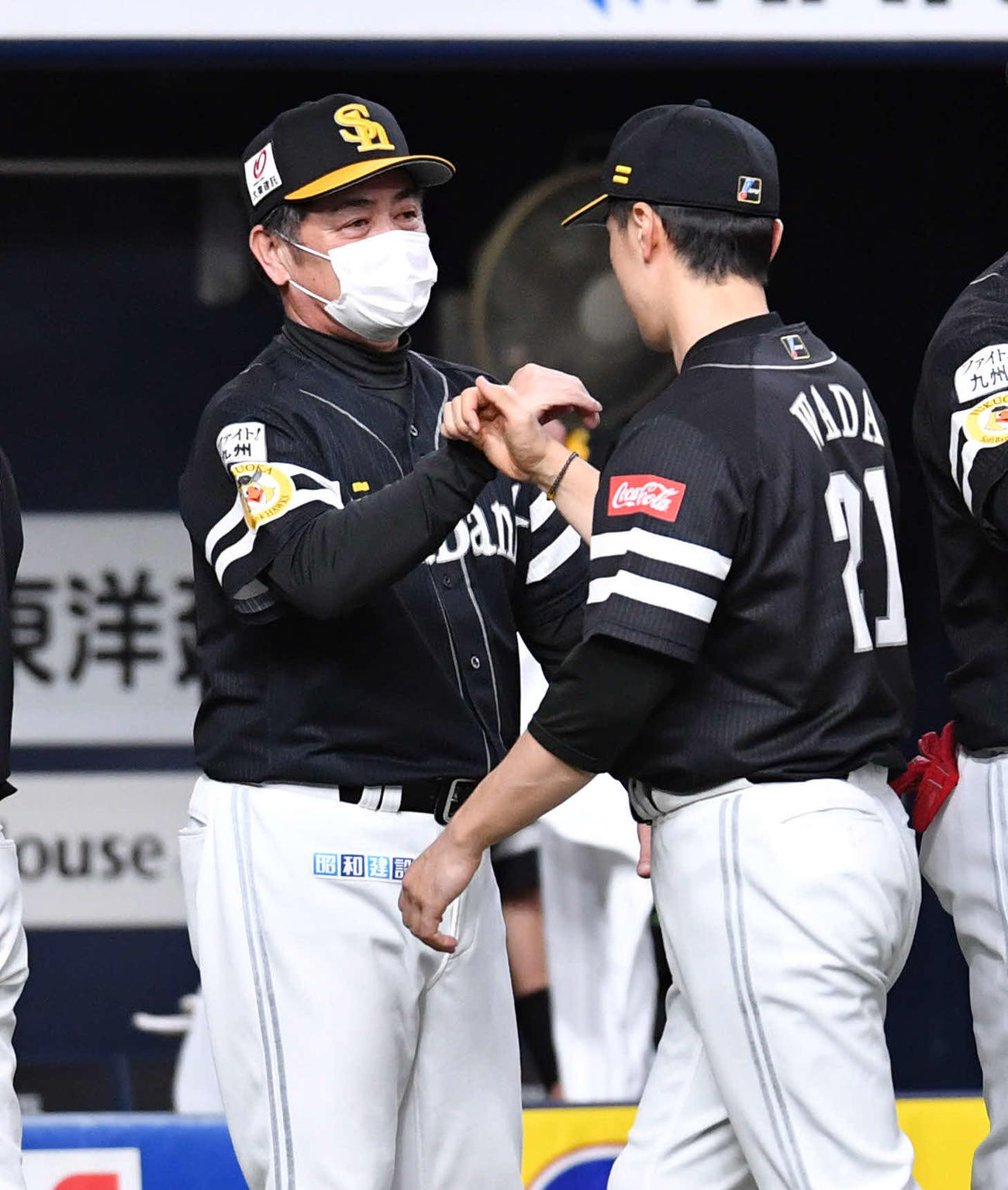 7回途中1失点の力投を見せた和田毅（右）とタッチする工藤公康監督（撮影・岩下翔太）
