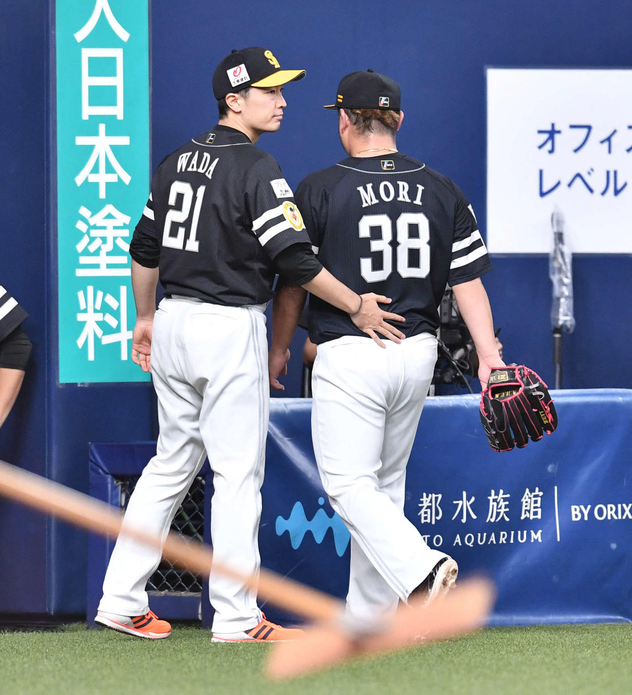 9回裏、同点とされ肩を落としながらベンチへ戻る森（右）を迎える和田（撮影・岩下翔太）