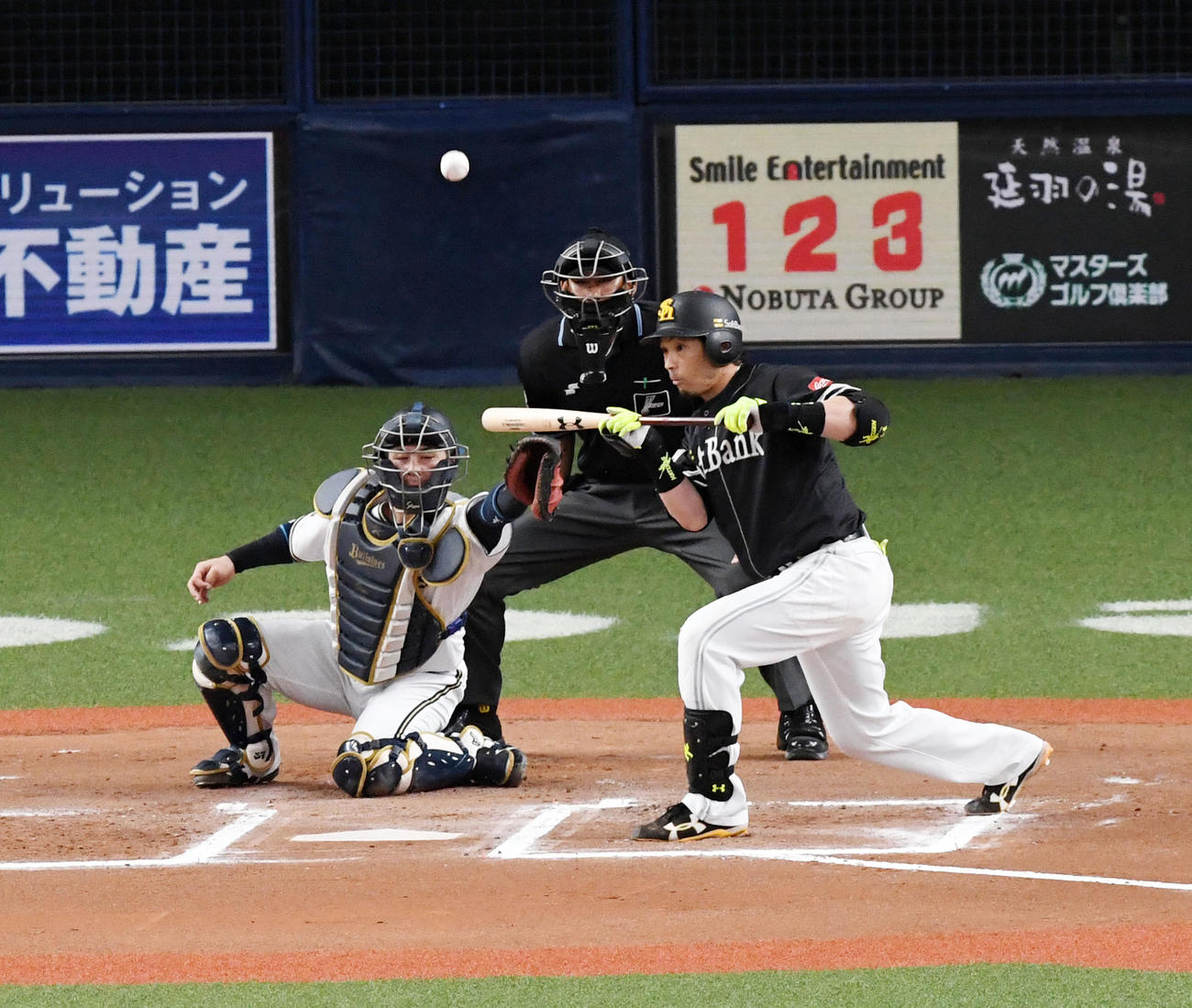 10回表ソフトバンク無死一塁、松田宣の送りバントは投飛併殺となる（撮影・前岡正明）