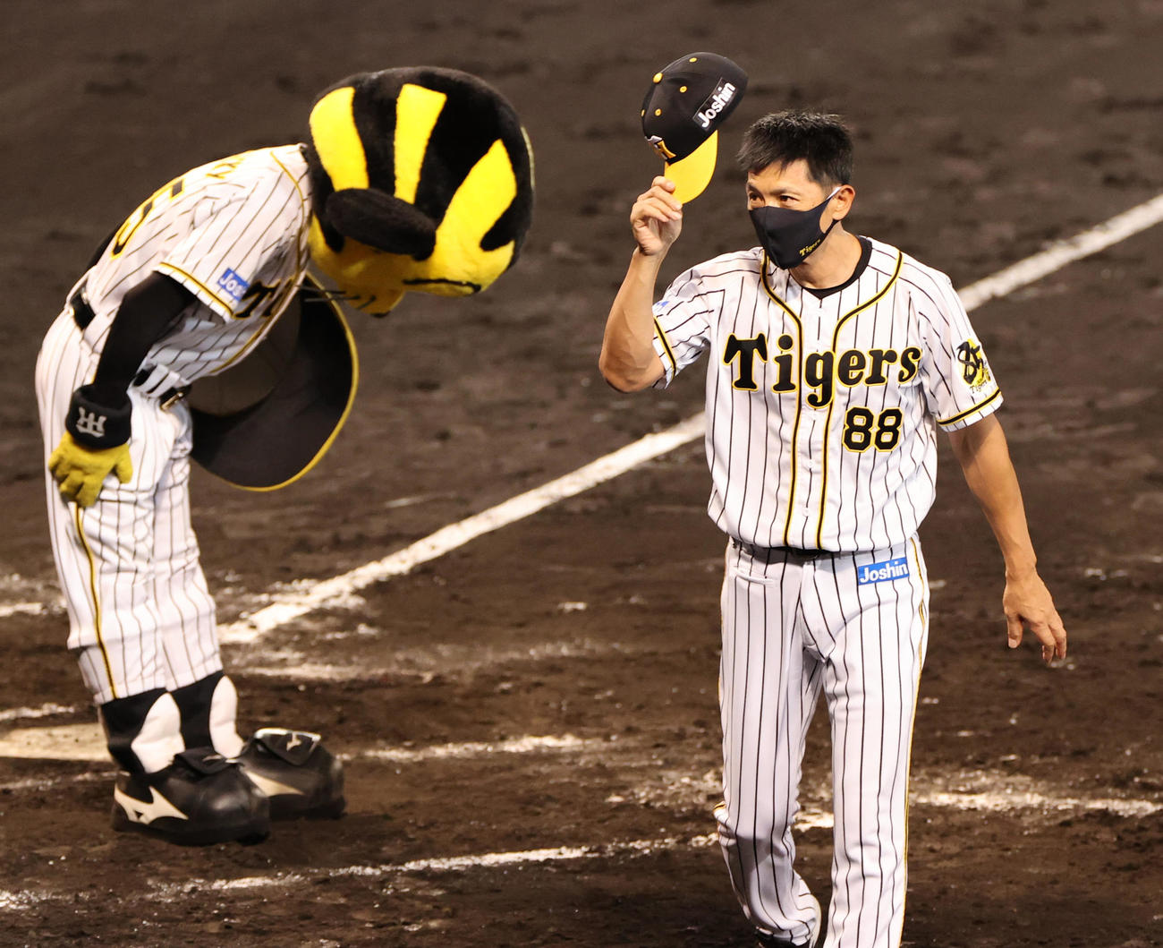 阪神対ヤクルト　延長戦の末に敗戦となりファンにあいさつする矢野監督（撮影・清水貴仁）
