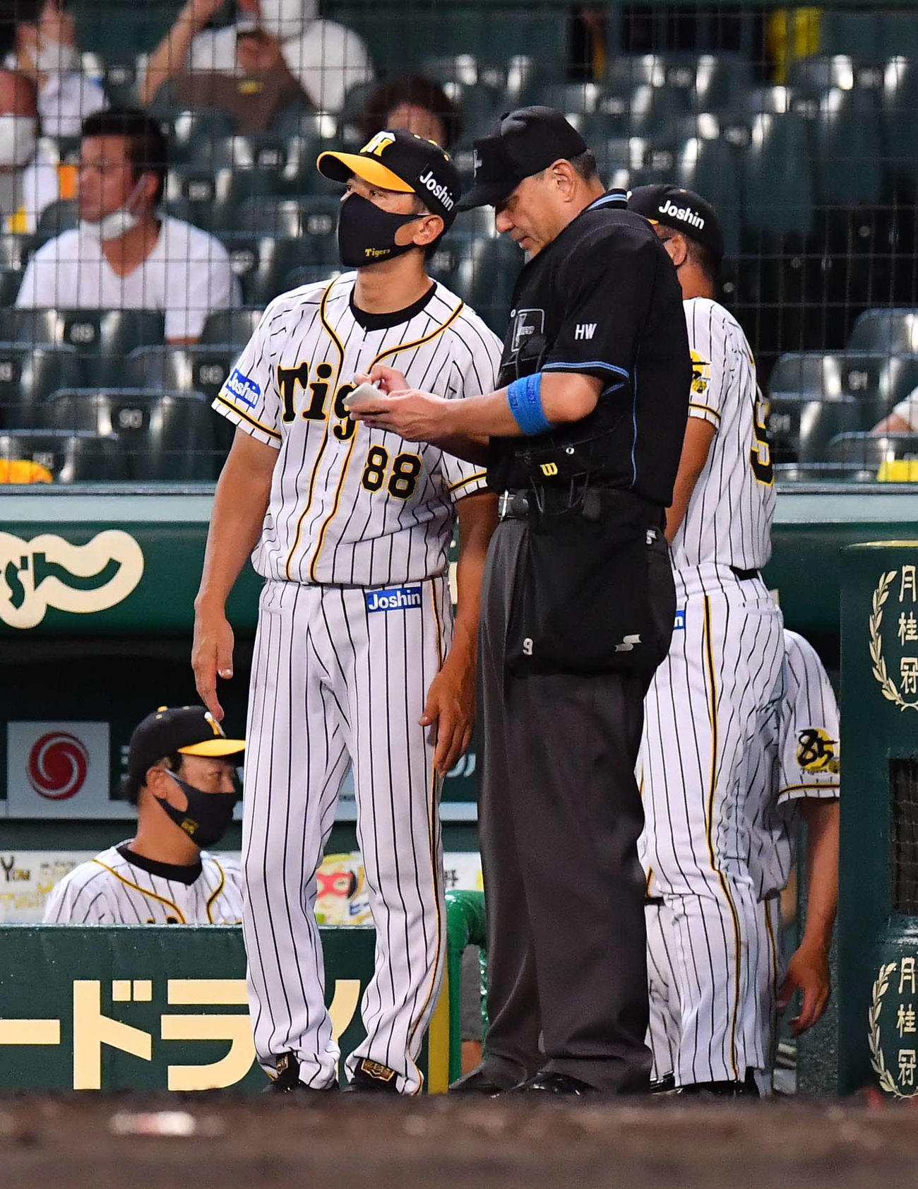 阪神対ヤクルト　投手交代を告げる矢野監督（撮影・上田博志）
