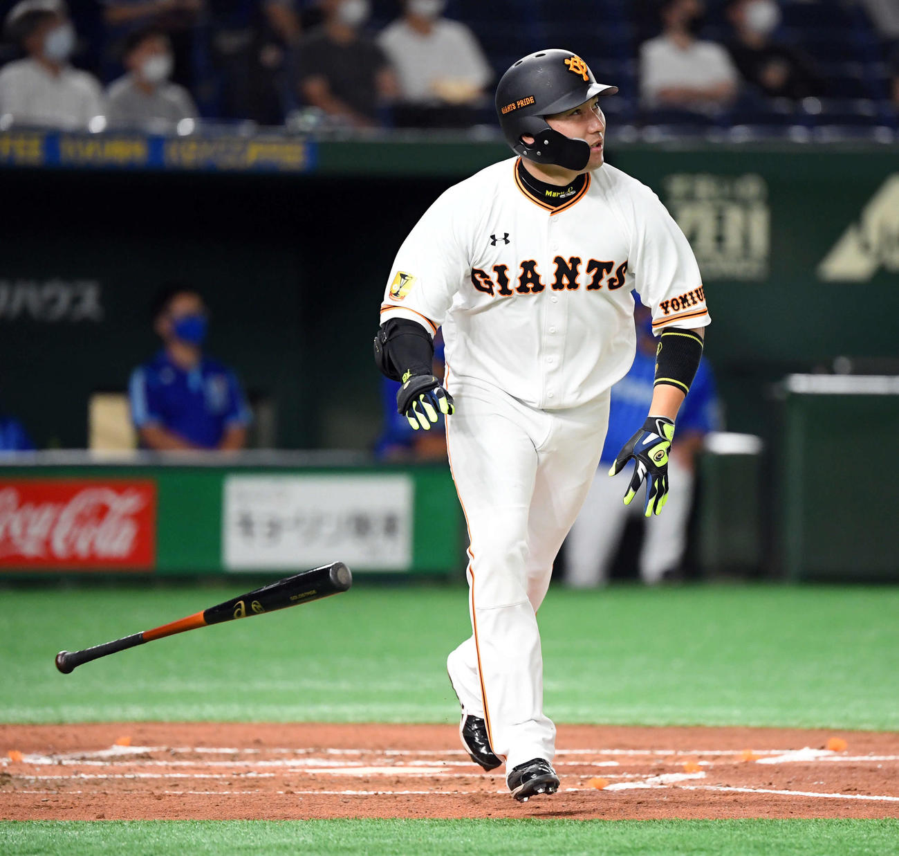巨人対DeNA　2回裏巨人1死、右中間に先制ソロ本塁打を放ち打球の行方を見る丸（撮影・たえ見朱実）