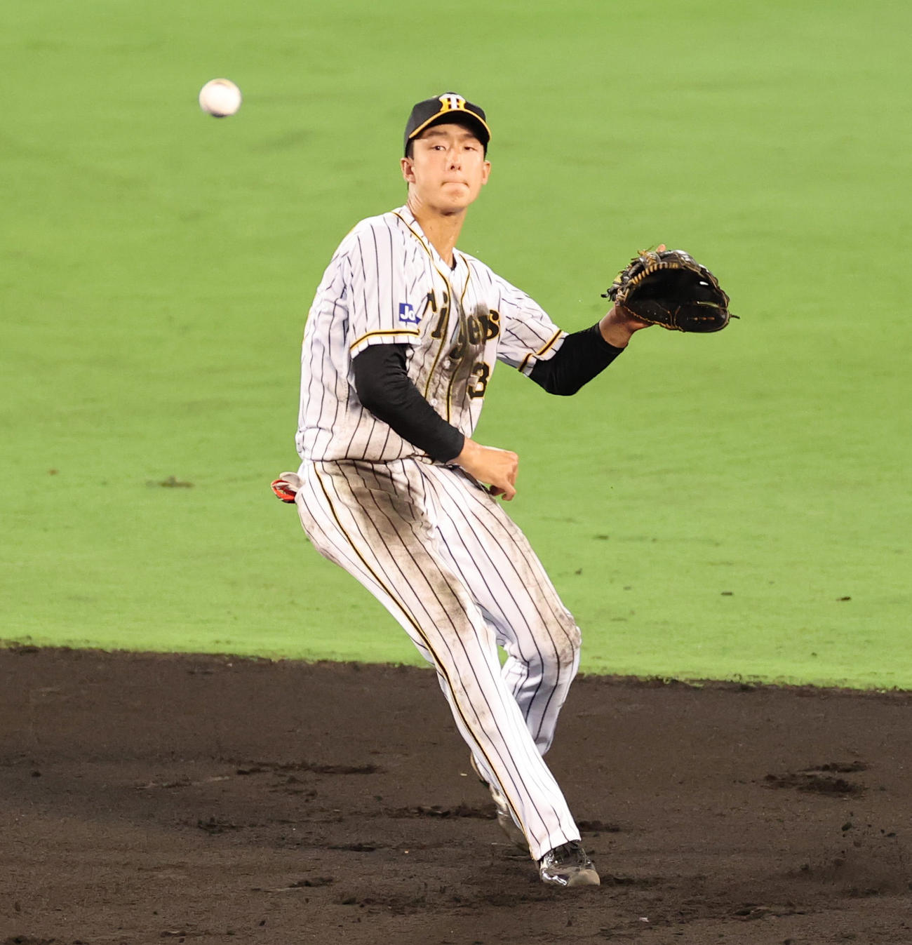 阪神対ヤクルト　5回表ヤクルト2死、山田哲人の二遊間ゴロを好守でアウトにする二塁手小幡（撮影・清水貴仁）