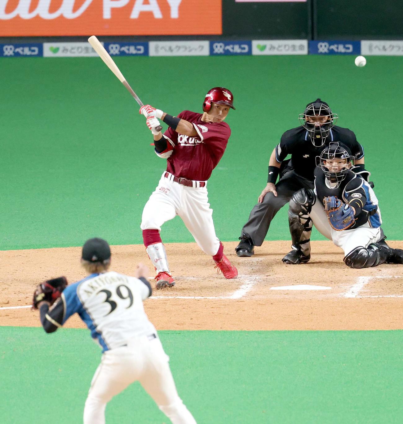 日本ハム対楽天　9回表楽天1死満塁、岡島は同点となる適時二塁打を放つ。投手は日本ハム秋吉（撮影・佐藤翔太）