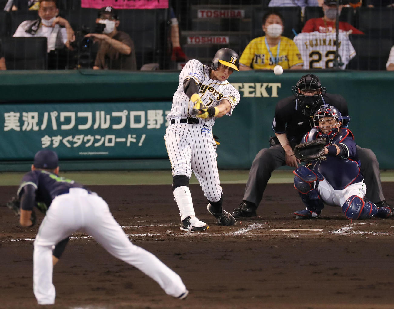 阪神対ヤクルト　7回裏阪神無死、中前打を放つ糸井。投手山中（撮影・前田充）