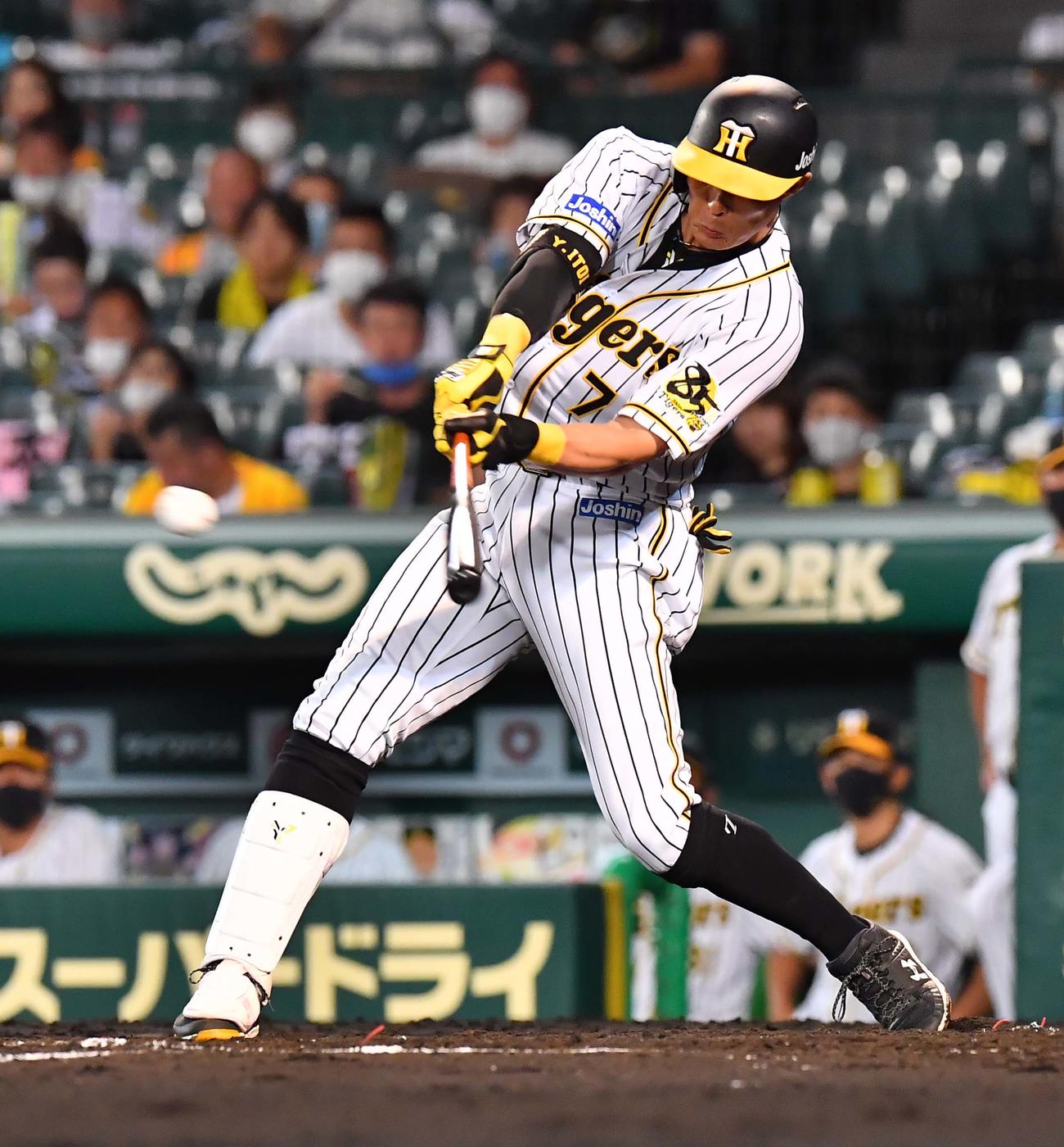 阪神対ヤクルト　4回裏阪神1死一塁、中前打を放つ糸井（撮影・上田博志）