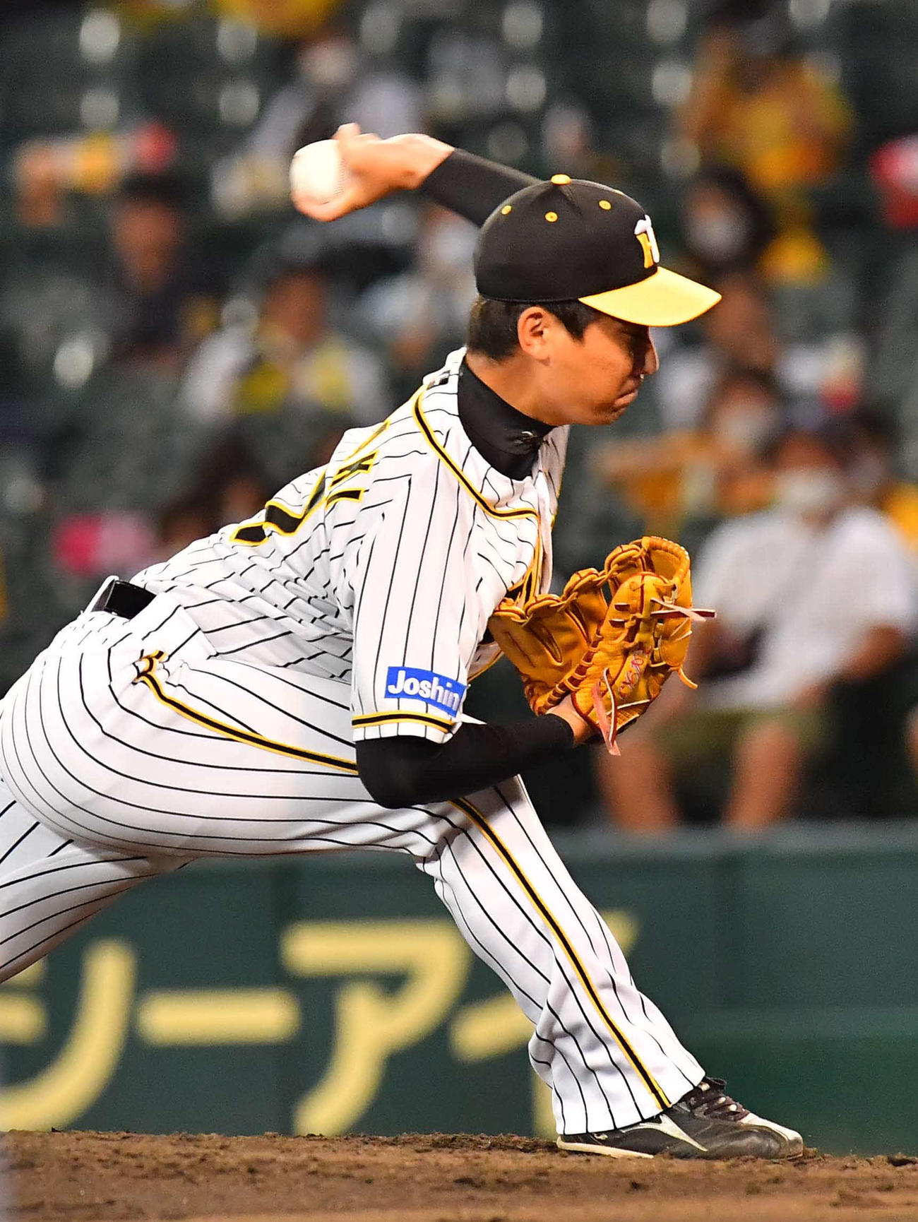 阪神3番手の岩崎優（撮影・上田博志）