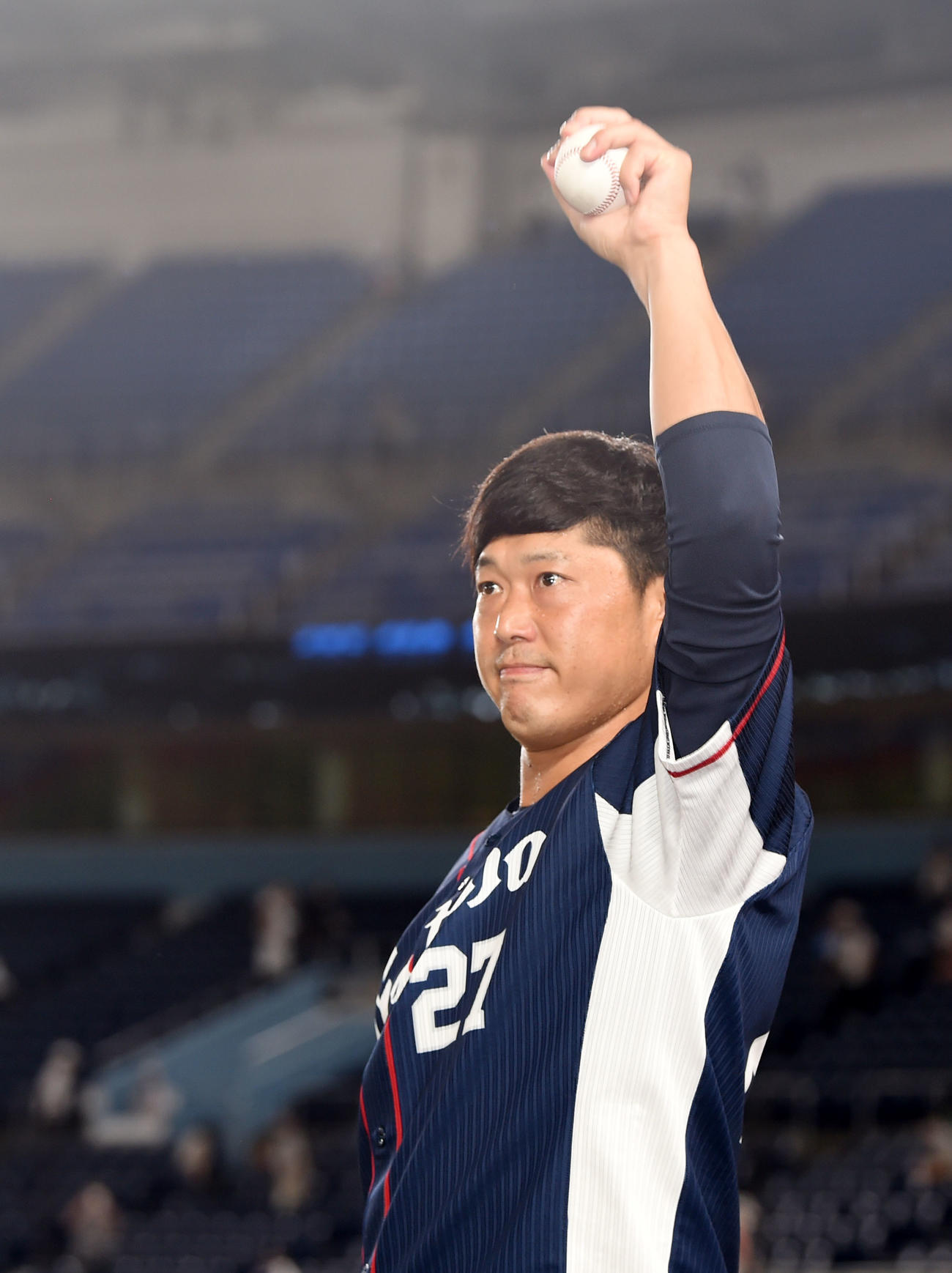 ロッテ対西武　移籍後初勝利を飾り、ウイニングボールを握り締めファンへあいさつする内海（撮影・横山健太）