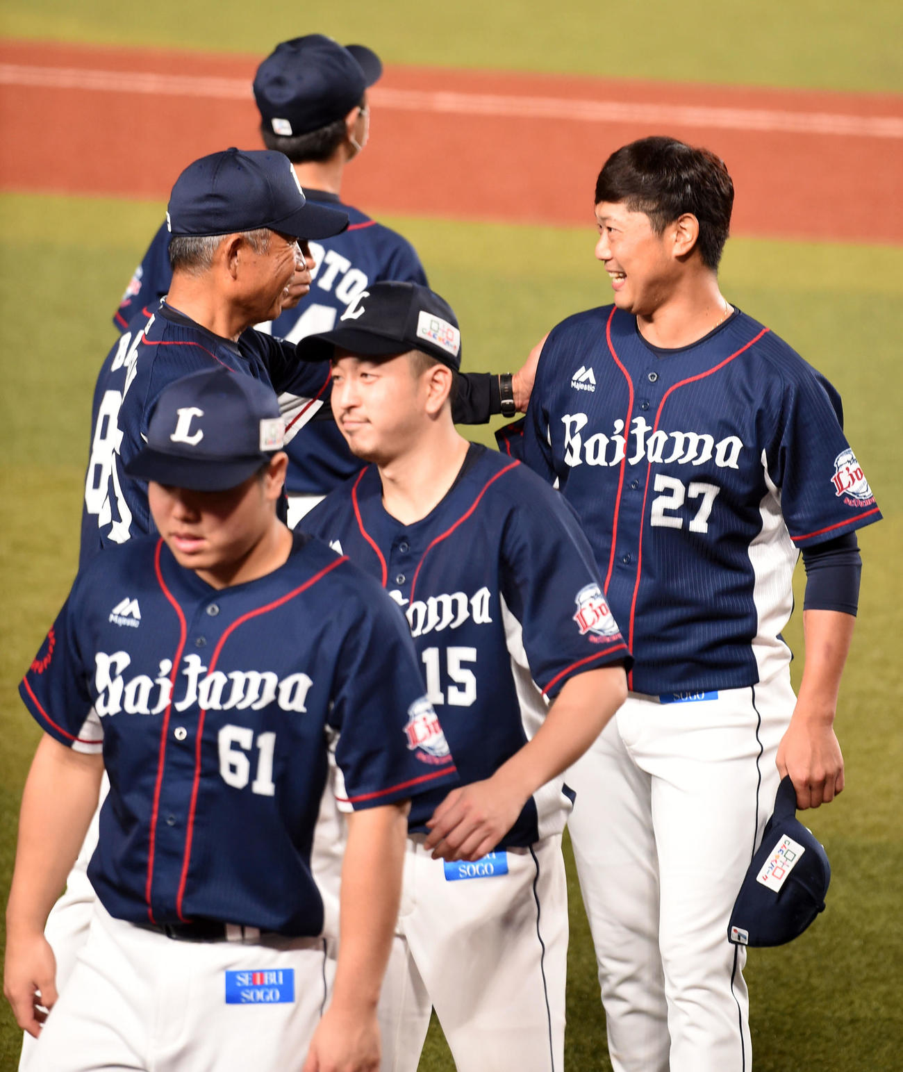 ロッテ対西武　移籍後初勝利を果たした西武内海（右）を祝福する辻監督（左）（撮影・横山健太）