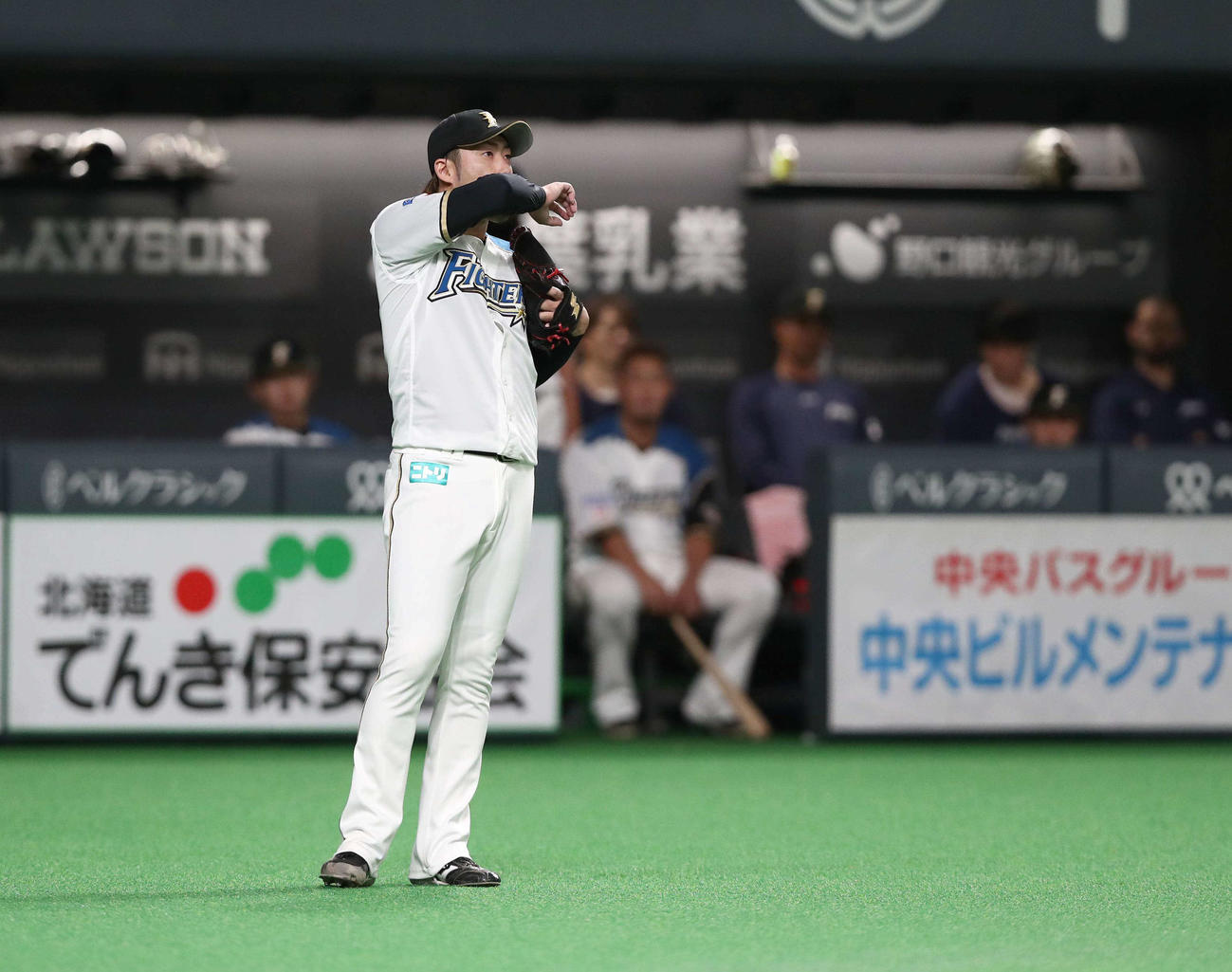 日本ハム対楽天　9回表、連打され渋い表情の秋吉（撮影・黒川智章）