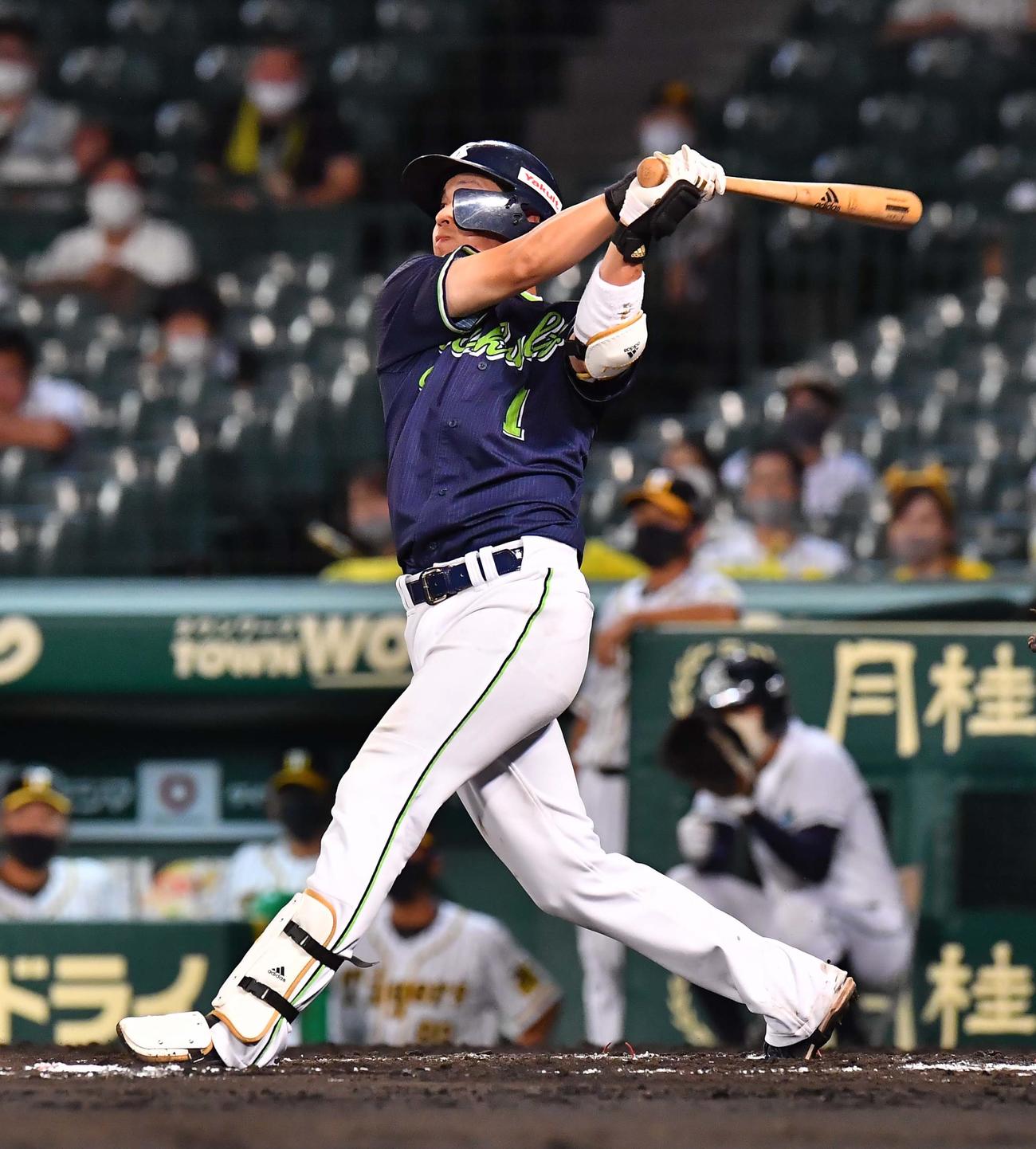 阪神対ヤクルト　10回表ヤクルト1死二、三塁、勝ち越しの中犠飛を放つ山田哲（撮影・上田博志）
