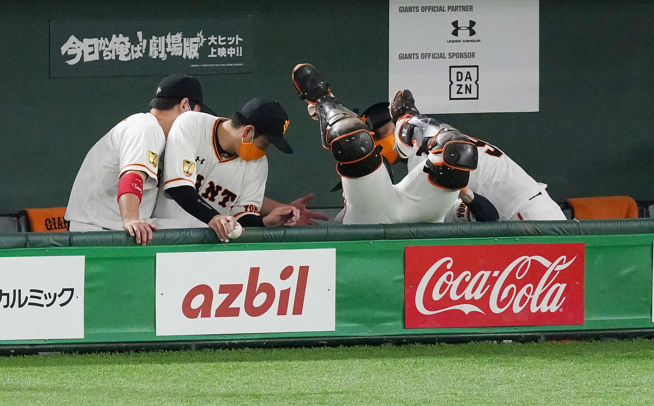 巨人対DeNA　7回表DeNA2死二塁、ソトの飛球を追いベンチへ頭から突っ込む捕手大城（撮影・鈴木みどり）
