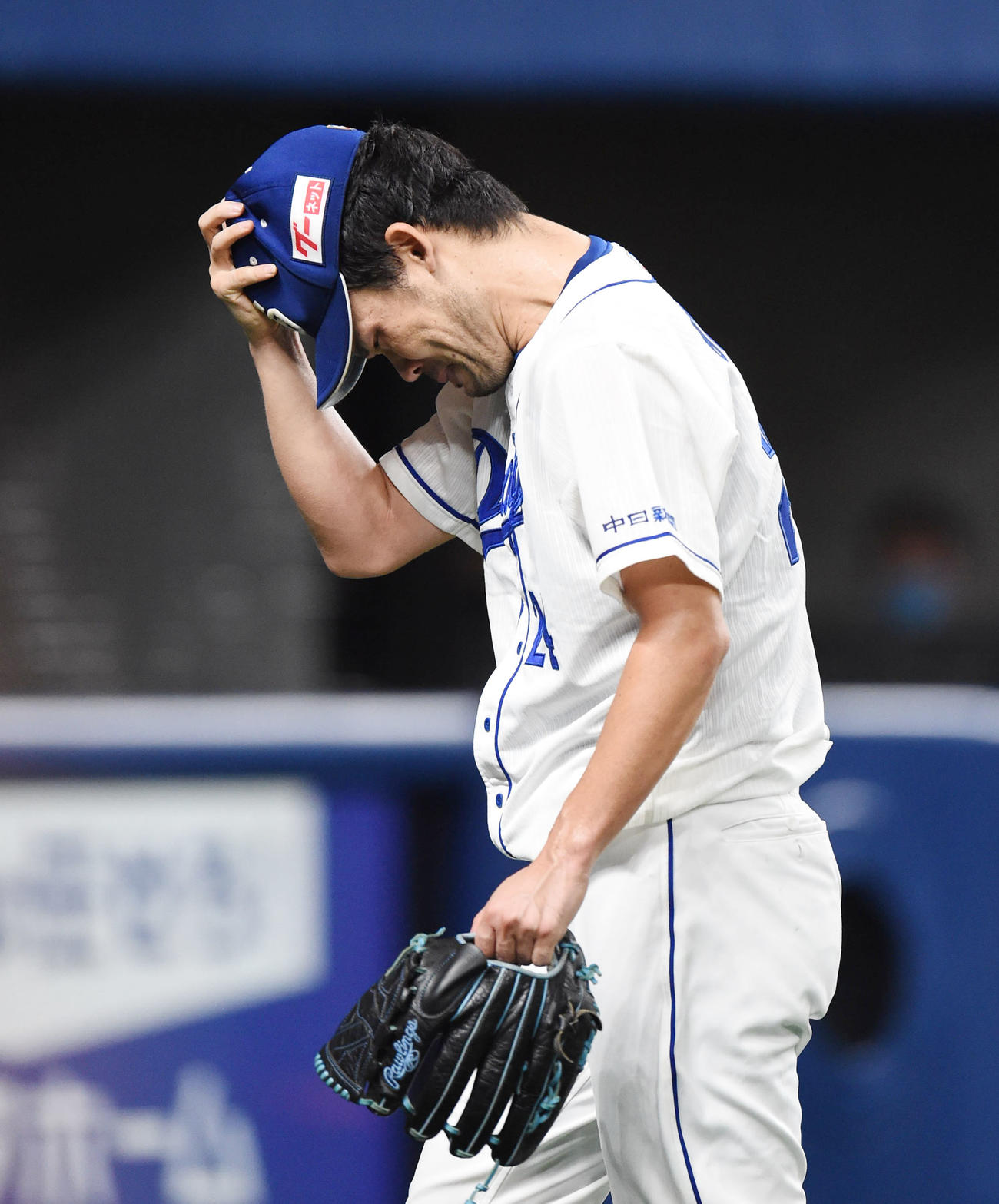 プロ野球　中日対広島　8回表2死一、二塁、悔しそうな表情でマウンドを降りる中日先発の福谷浩司（撮影・森本幸一）
