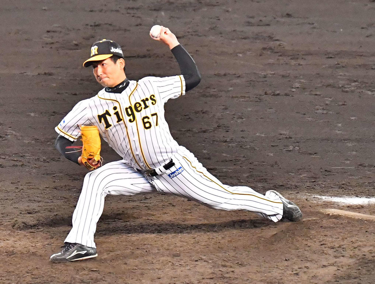 阪神対ヤクルト　9回に登板する岩崎（撮影・上田博志）
