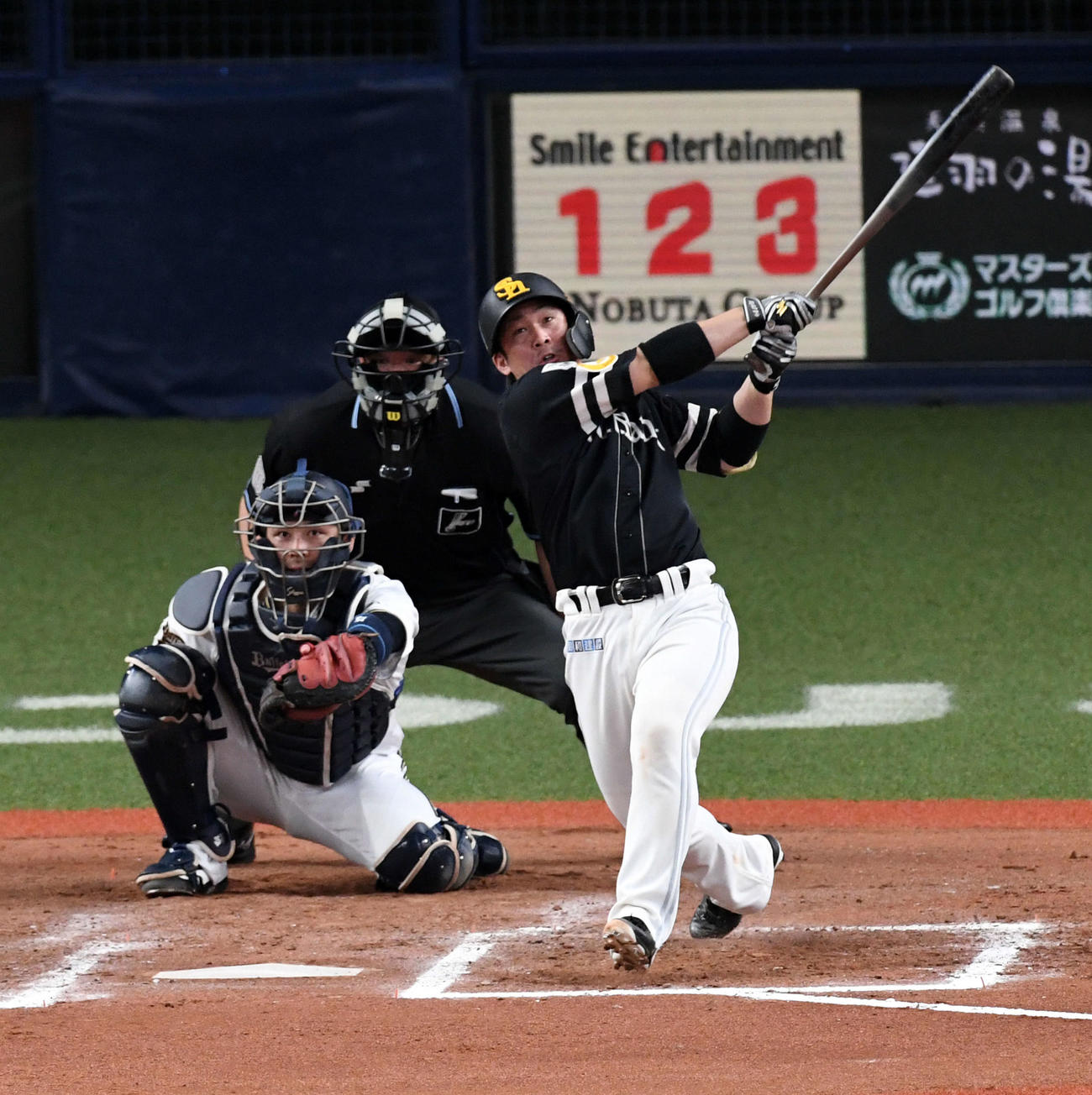 オリックス対ソフトバンク　7回表ソフトバンク1死、甲斐は左中間に勝ち越し本塁打を放つ（撮影・前岡正明）