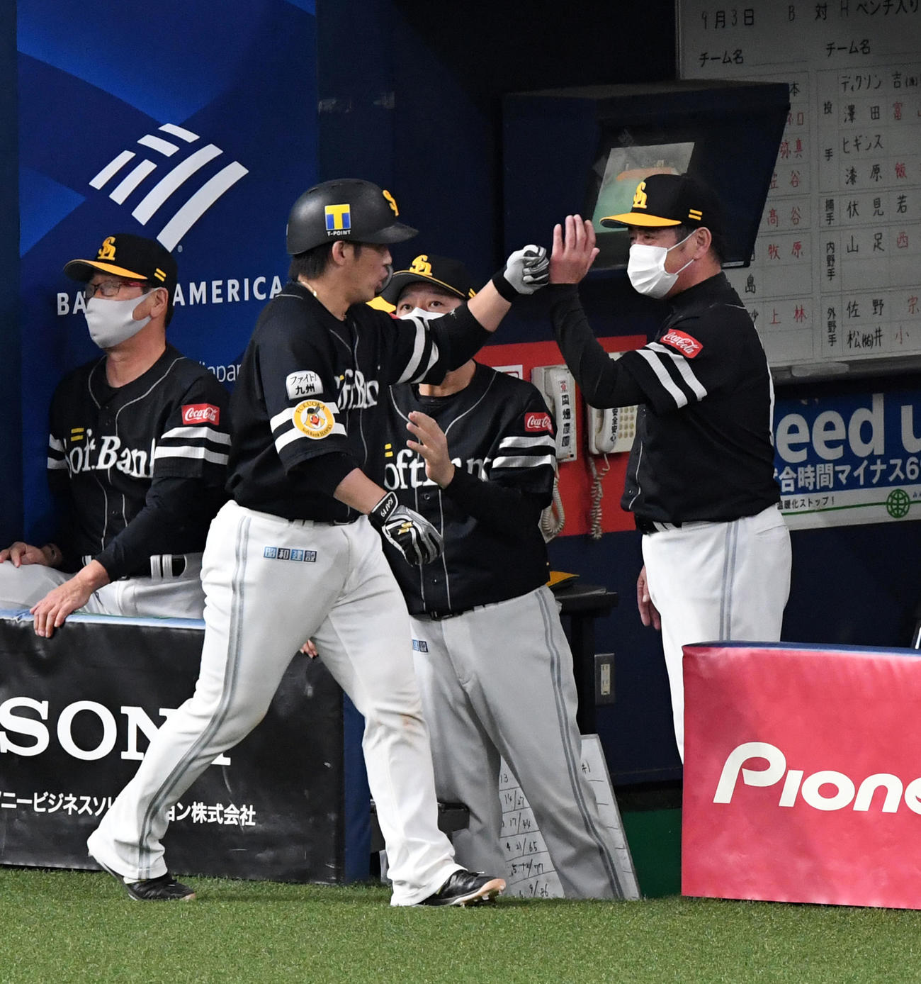 オリックス対ソフトバンク　7回表ソフトバンク1死、左中間に本塁打を放った甲斐（左）を笑顔で迎える工藤監督（撮影・前岡正明）