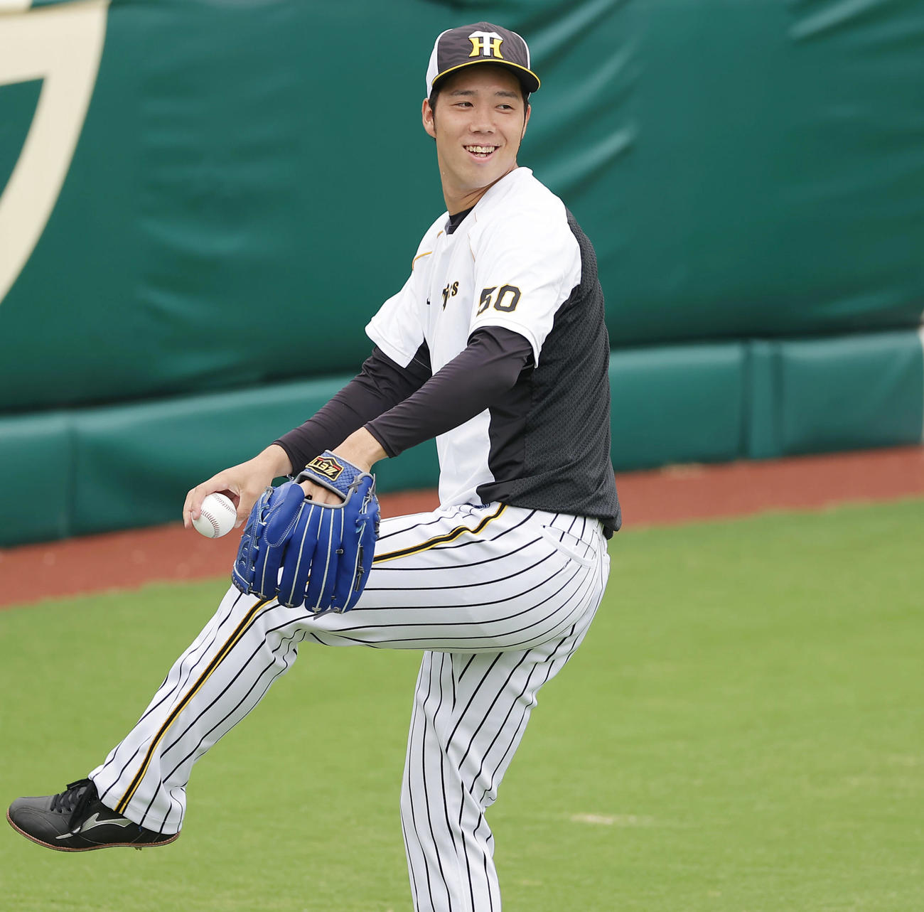 阪神対ヤクルト　試合前練習でキャッチボールを行う阪神青柳（撮影・前田充）