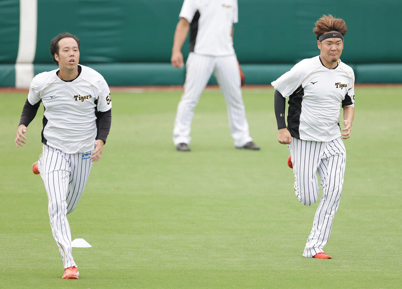 阪神対ヤクルト　試合前練習で並んでダッシュする阪神西勇（右）と青柳（撮影・前田充）