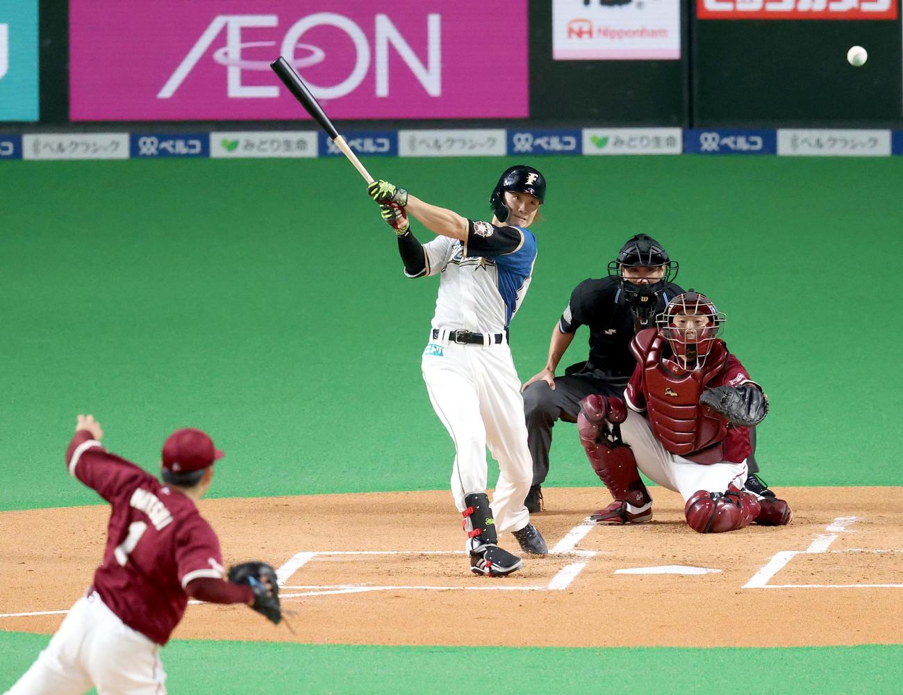 日本ハム対楽天　1回裏日本ハム1死三塁、西川は先制となる適時二塁打を放つ（撮影・佐藤翔太）