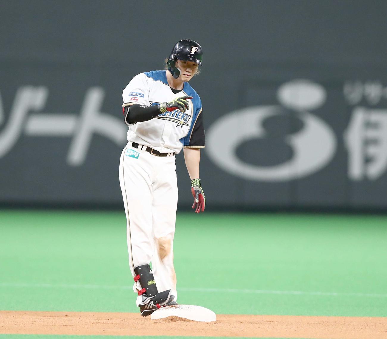 日本ハム対楽天　1回裏日本ハム1死三塁、適時二塁打を放つ西川（撮影・黒川智章）