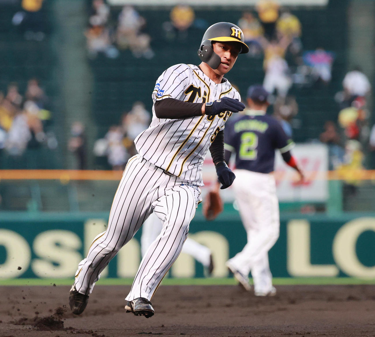 阪神対ヤクルト　1回裏阪神無死二塁、木浪聖也の先制適時二塁打で三塁をまわり生還する走者近本光司（撮影・清水貴仁）