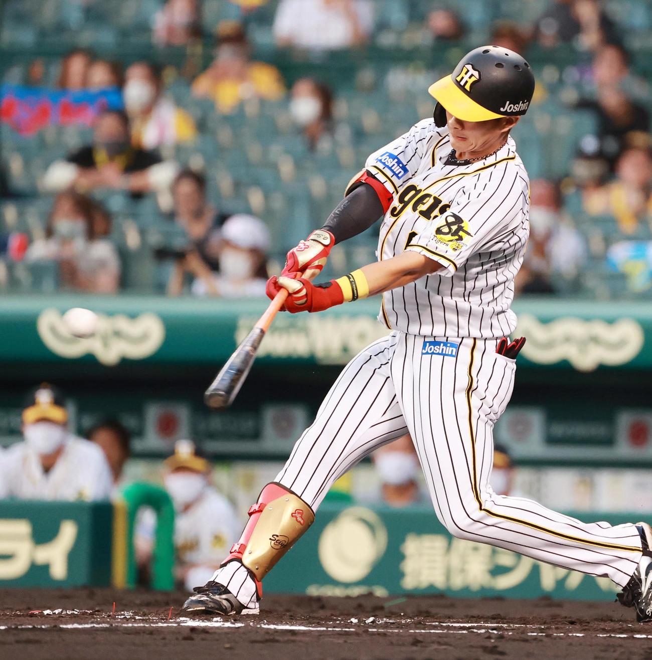 阪神対ヤクルト　1回裏阪神無死二塁、右中間をやぶる先制適時二塁打を放つ木浪聖也（撮影・清水貴仁）