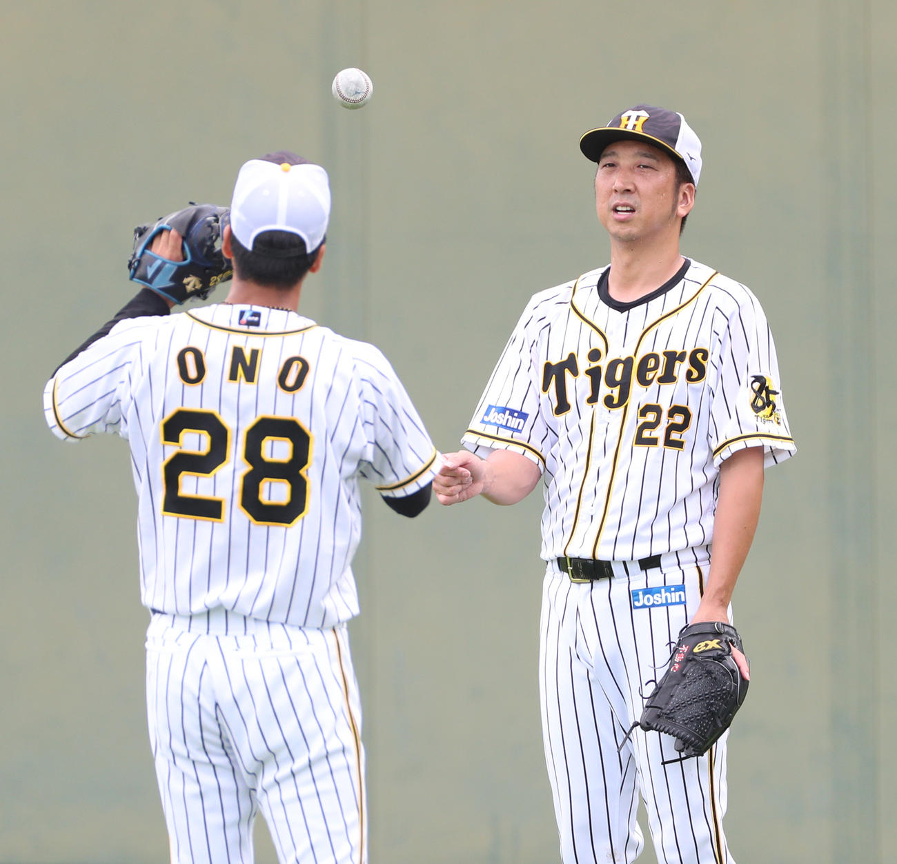 キャッチボールを終え、小野と話す阪神藤川球児（代表撮影）