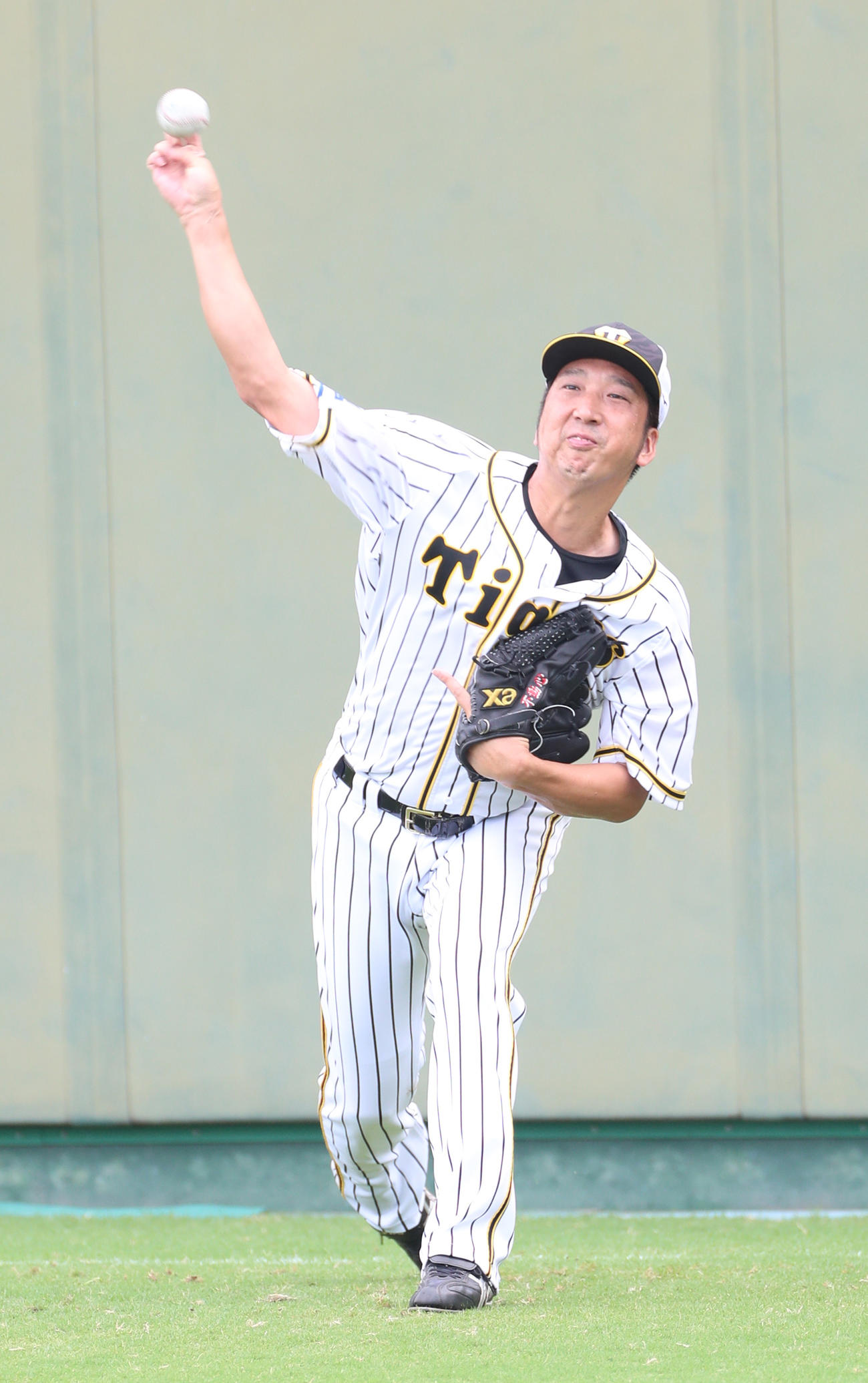 試合前練習でキャッチボールをする阪神藤川球児（代表撮影）