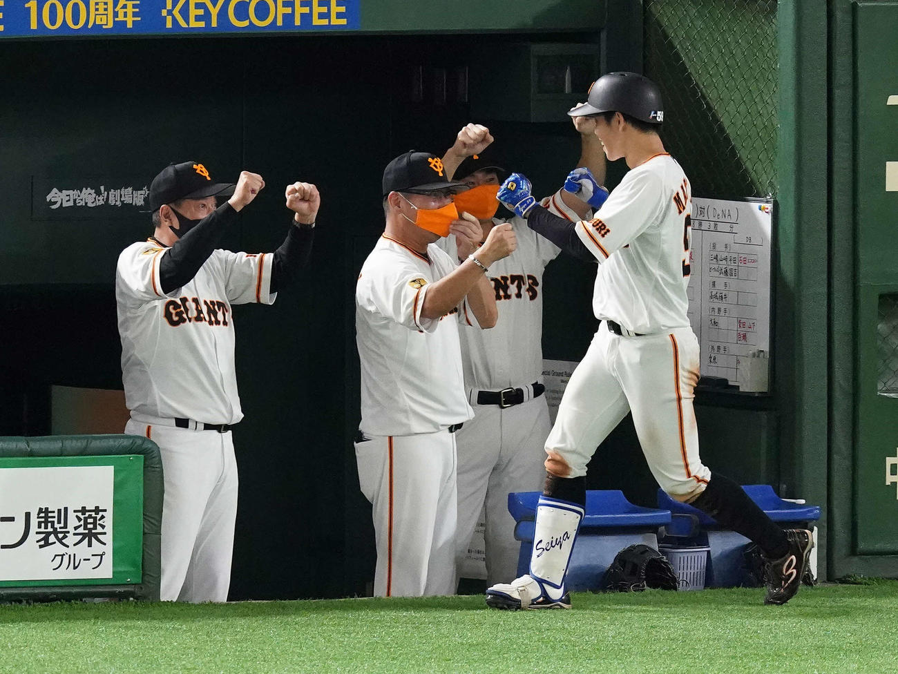 巨人対DeNA　2回裏巨人1死一、二塁、プロ初本塁打となる右越え3点本塁打を放った松原（右）をエアグータッチで迎える原監督（左）（撮影・鈴木みどり）