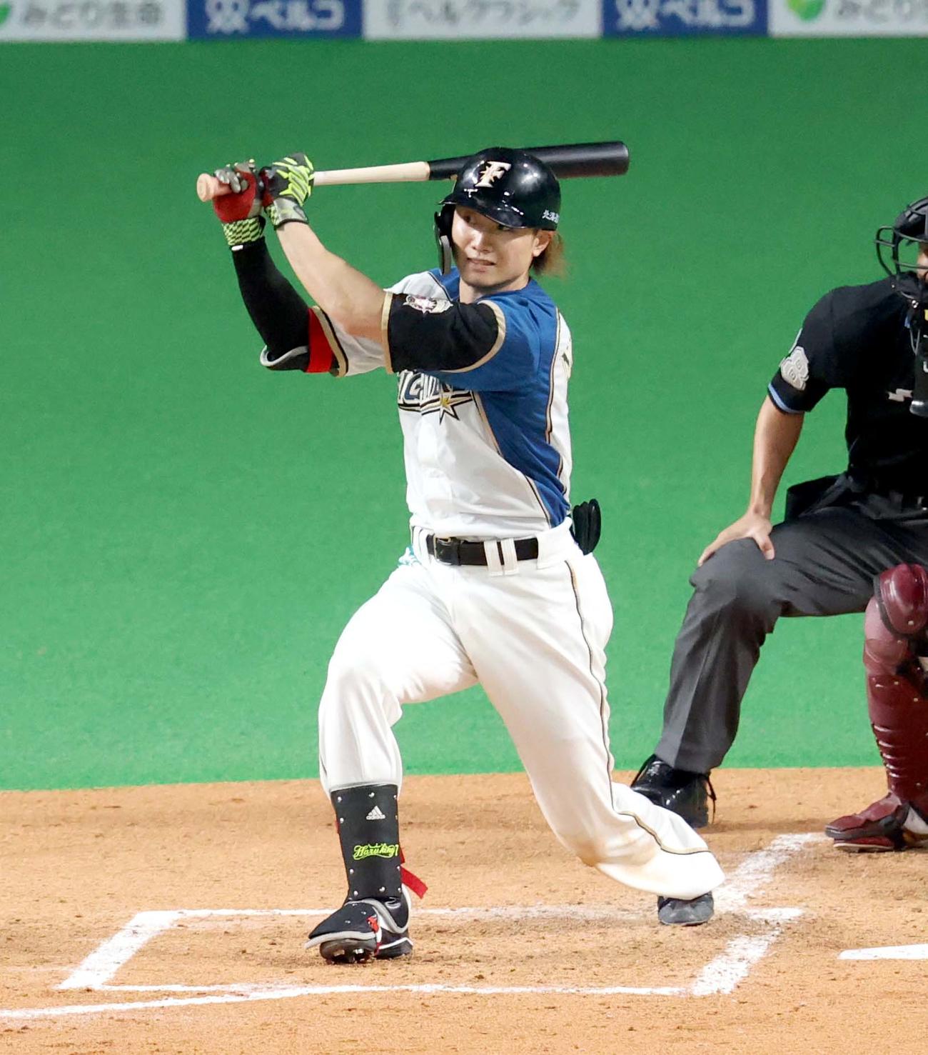 日本ハム対楽天　3回裏日本ハム1死三塁、西川は適時三塁打を放つ（撮影・佐藤翔太）