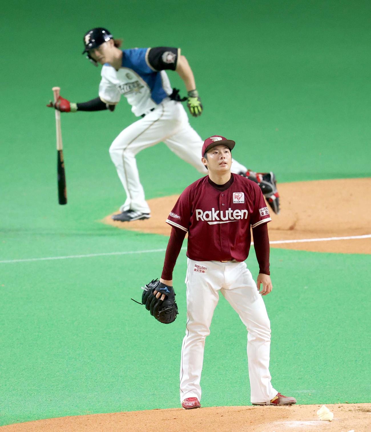 日本ハム対楽天　1回裏日本ハム無死、西川（左奥）に先制となる適時二塁打を打たれる楽天松井（撮影・佐藤翔太）
