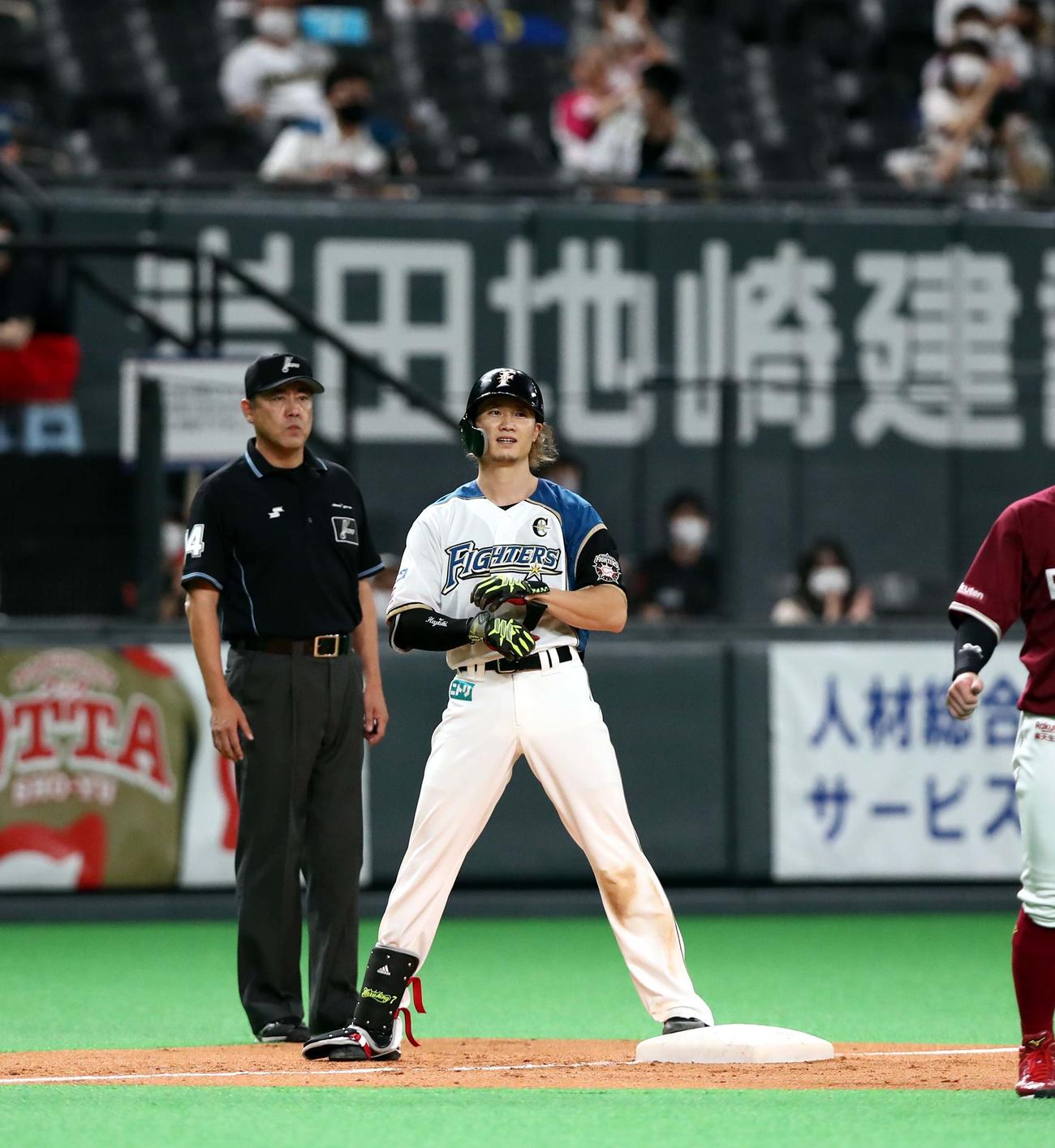 日本ハム対楽天　3回裏日本ハム1死三塁、右翼線に適時三塁打を放つ西川（撮影・黒川智章）