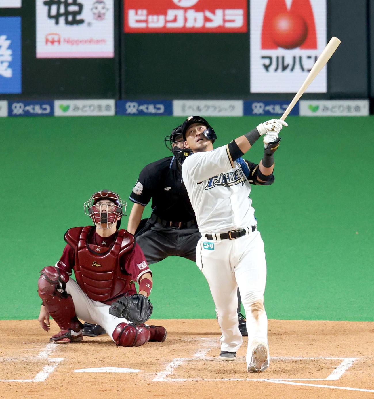 日本ハム対楽天　3回裏日本ハム1死三塁、中田は中犠飛を放つ（撮影・佐藤翔太）