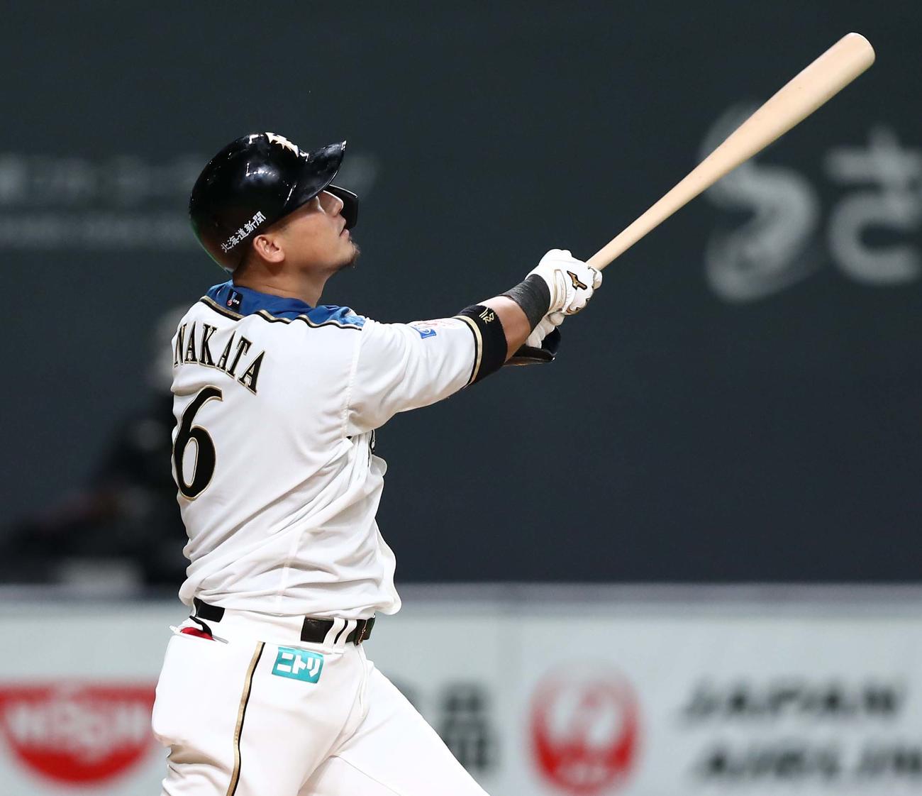 日本ハム対楽天　3回裏日本ハム1死三塁、中犠飛を放つ中田（撮影・黒川智章）