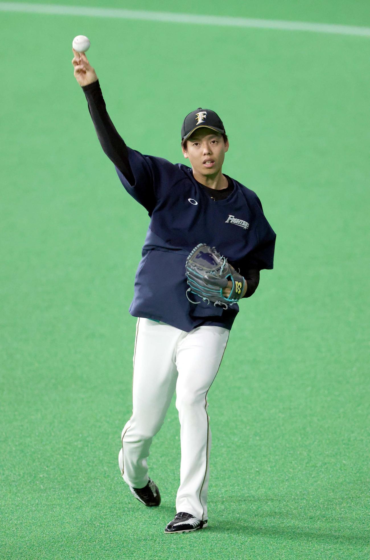 日本ハム対楽天　キャッチボールをする日本ハム杉浦（撮影・佐藤翔太）