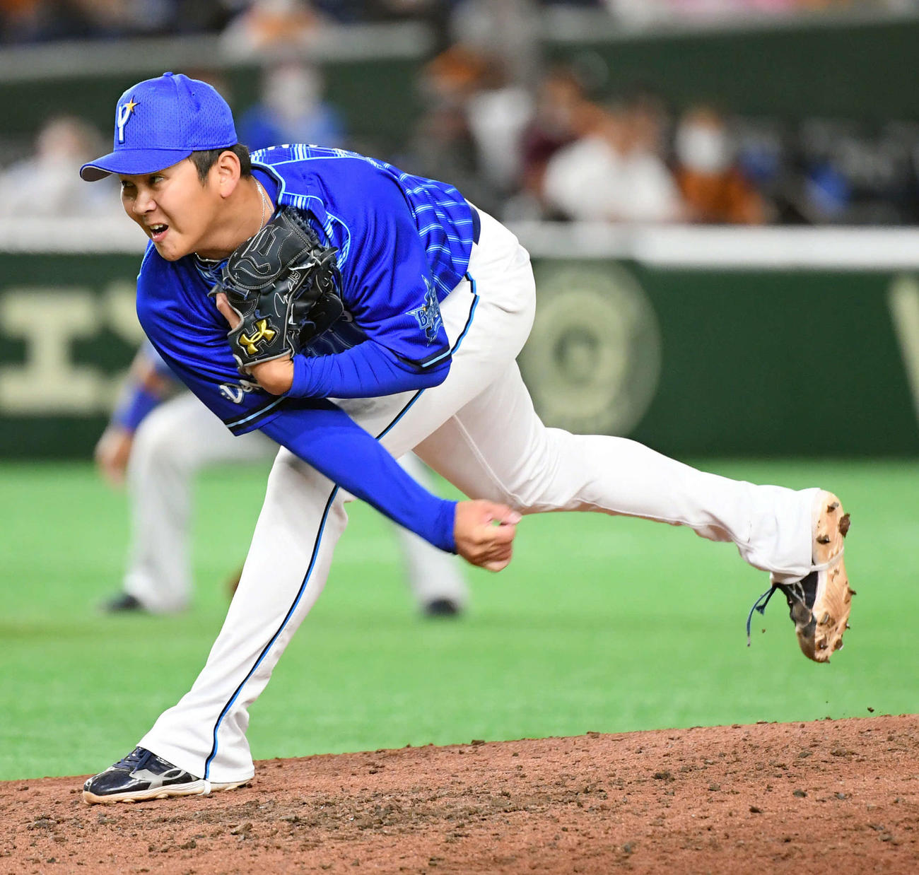 巨人対DeNA　4回からマウンドに上がったDeNA山崎（撮影・たえ見朱実）