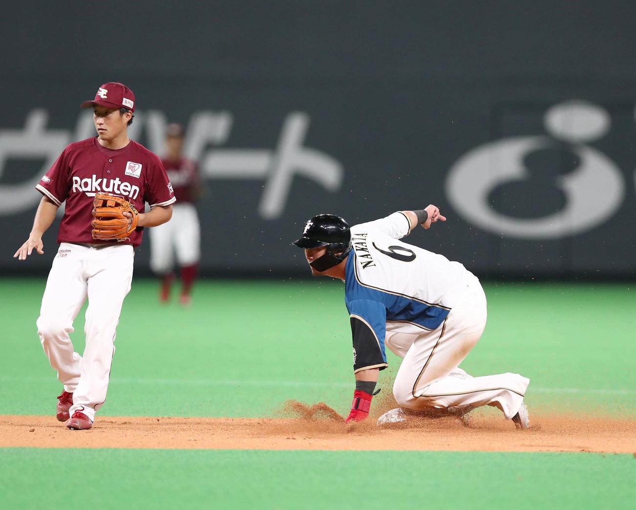 日本ハム対楽天　1回裏日本ハム1死一塁、盗塁を決める中田（撮影・黒川智章）