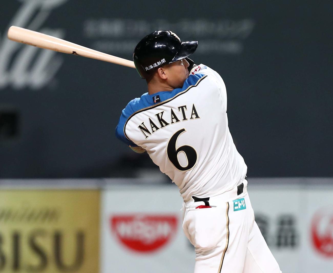 日本ハム対楽天　1回裏日本ハム1死二塁、左翼フェンス直撃の適時打を放つ中田（撮影・黒川智章）