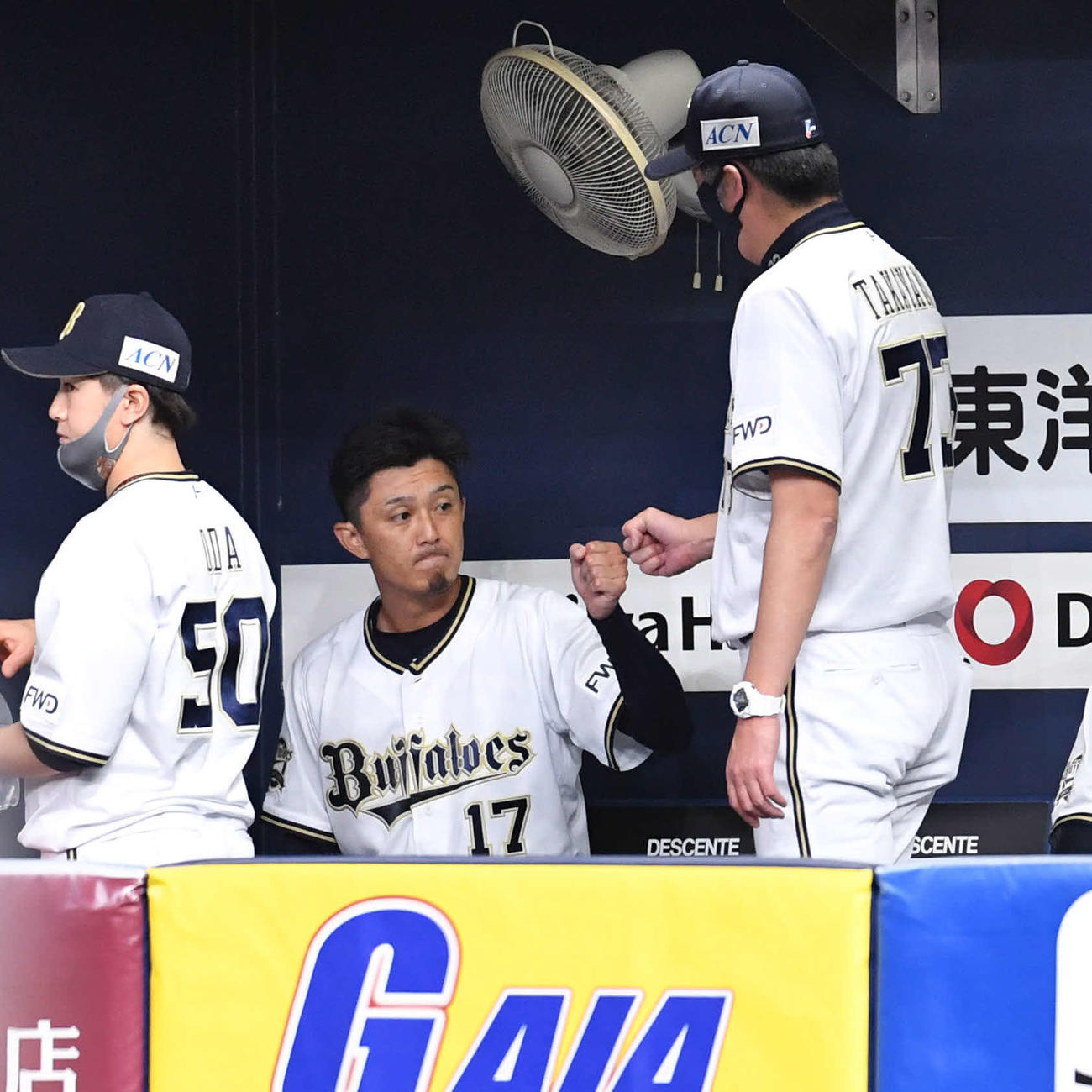 オリックス対ソフトバンク　5回表終了後、高山ヘッド兼投手総合コーチ（右）とグータッチするオリックス増井（撮影・岩下翔太）