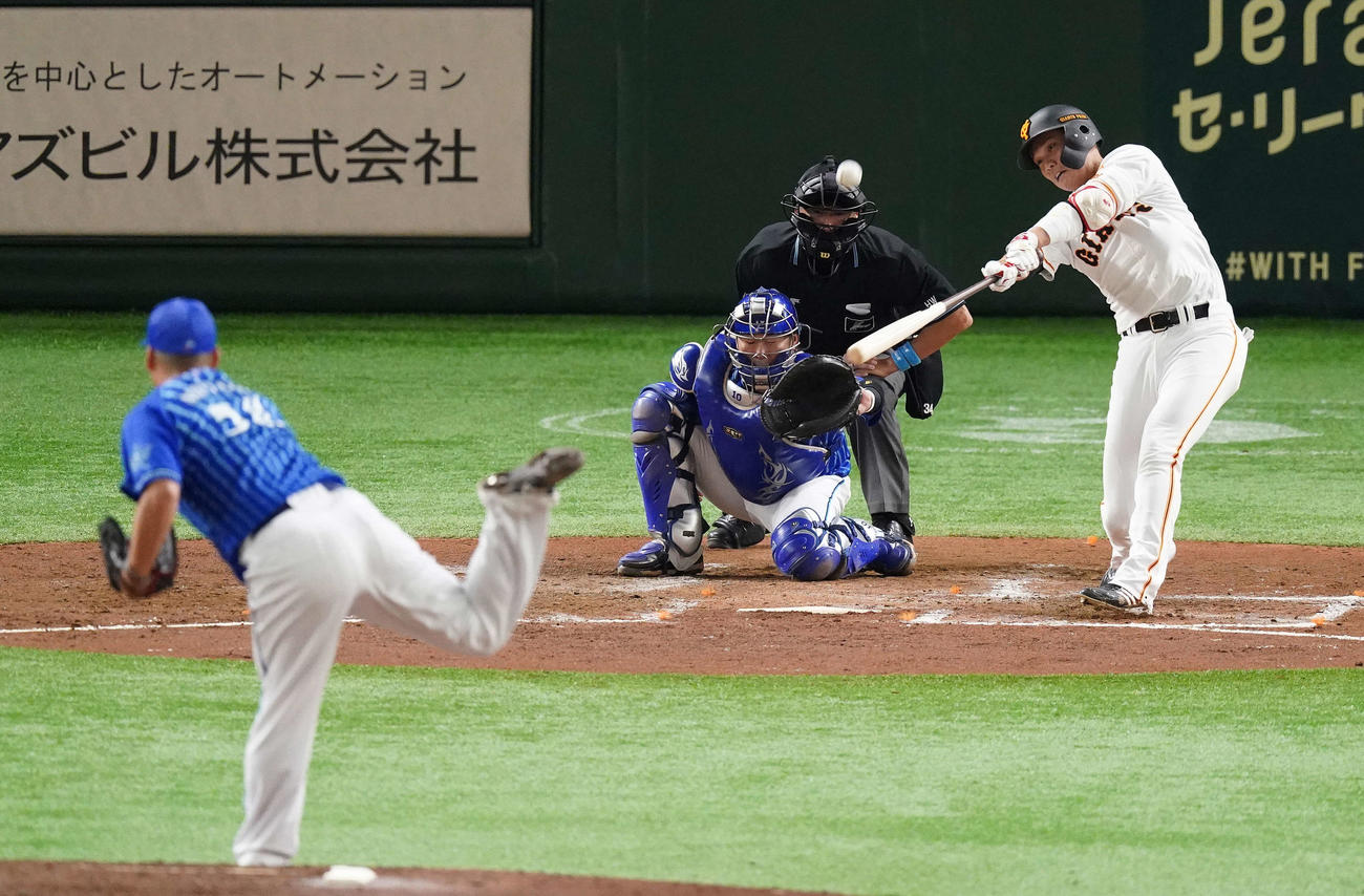 巨人対DeNA　2回裏巨人2死二塁、左越え2点本塁打を放つ坂本。投手武藤（撮影・鈴木みどり）