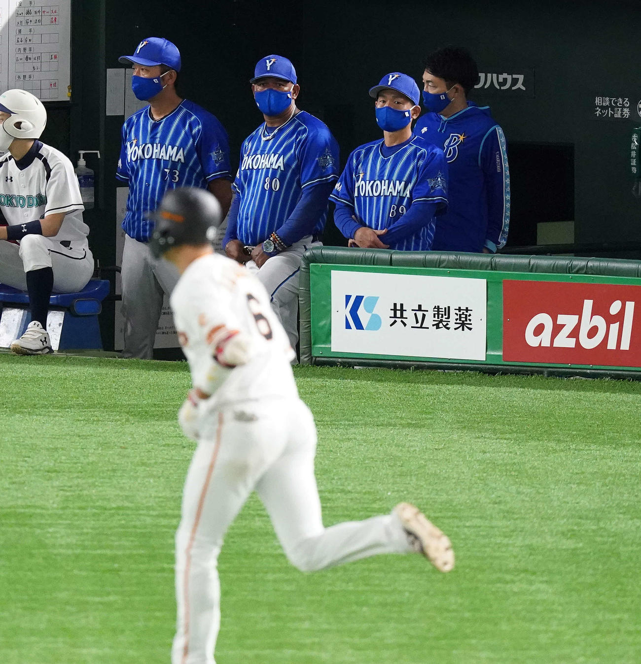巨人対DeNA　2回裏巨人2死二塁、坂本に左越え2点本塁打を浴びぼうぜんとするラミレス監督（中央）（撮影・鈴木みどり）