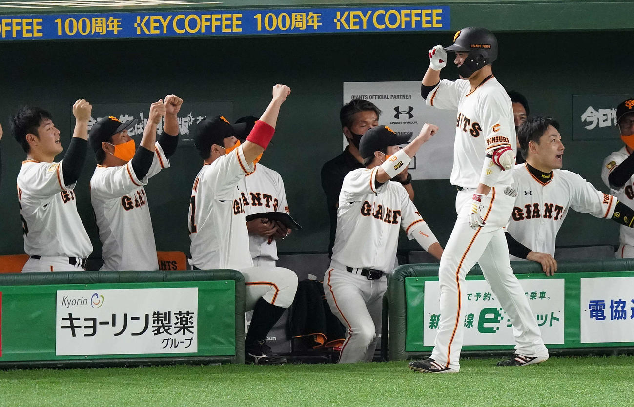 巨人対DeNA　2回裏巨人2死二塁、左越え2点本塁打を放った坂本（右手前）はナインとエアタッチ（撮影・鈴木みどり）