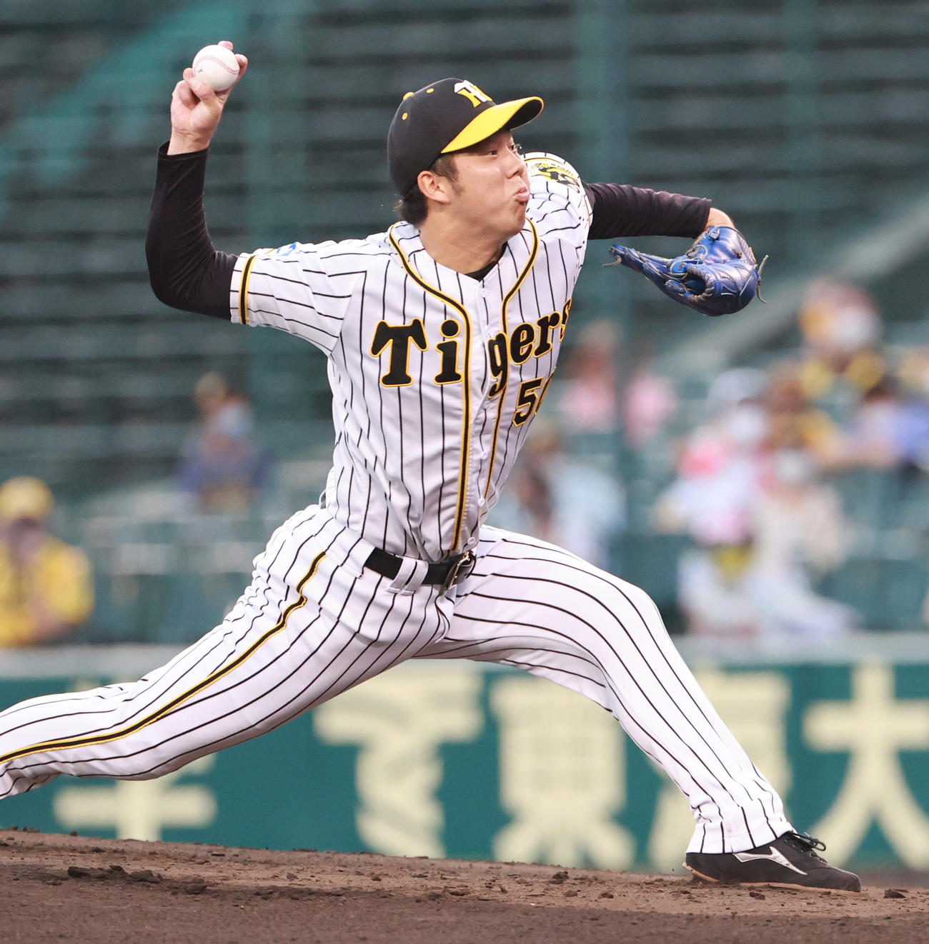 阪神対ヤクルト　力投する阪神先発の青柳（撮影・清水貴仁）