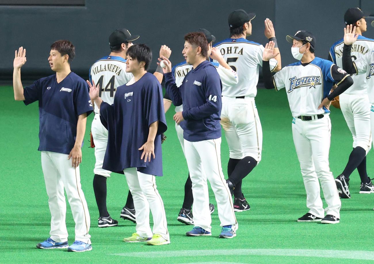 日本ハム対楽天　試合終了後、ウイニングボールをもらい笑顔を見せる日本ハム加藤（中央）（撮影・佐藤翔太）