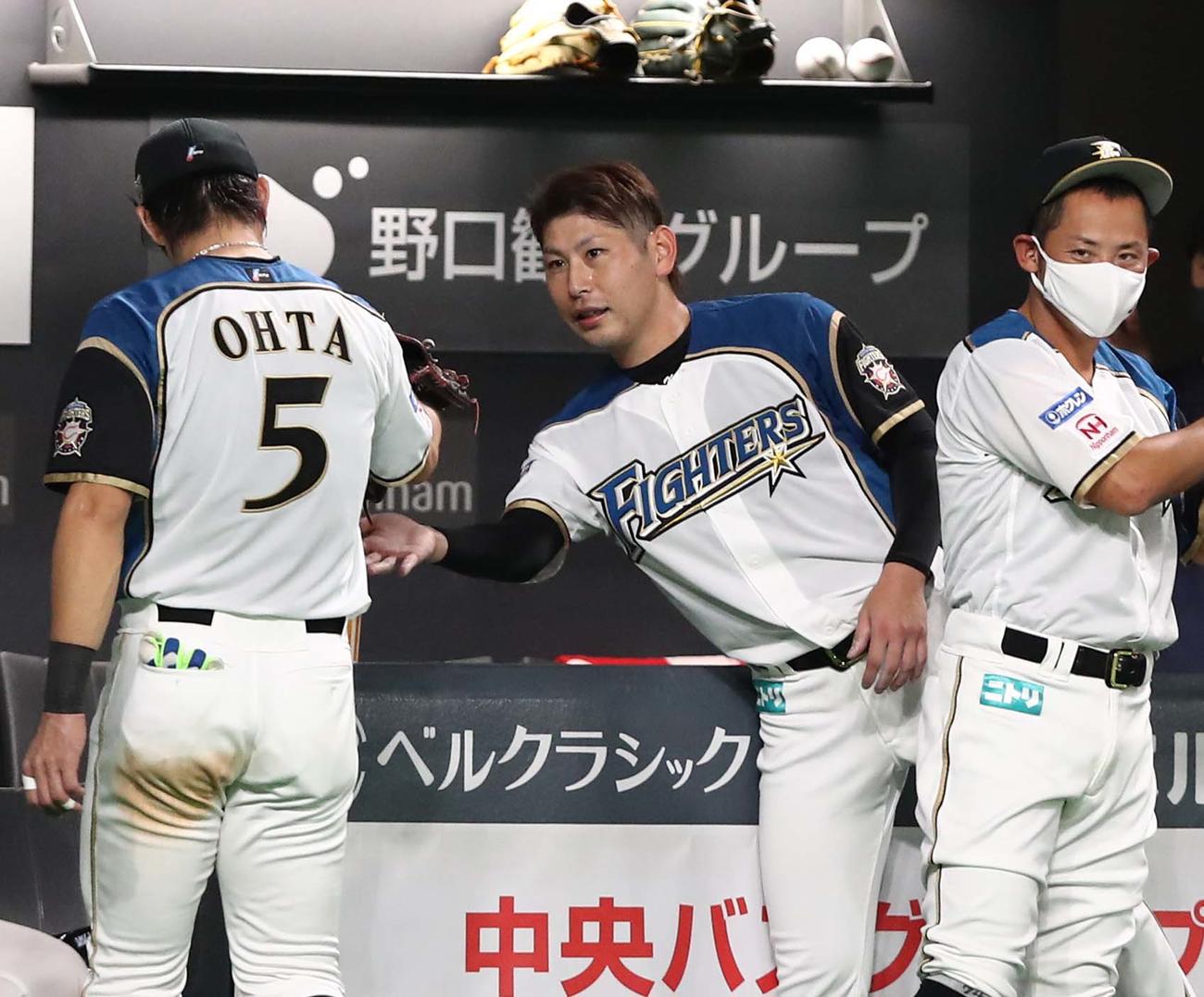 日本ハム対楽天　5回表に好守を見せた大田を出迎える加藤（撮影・黒川智章）