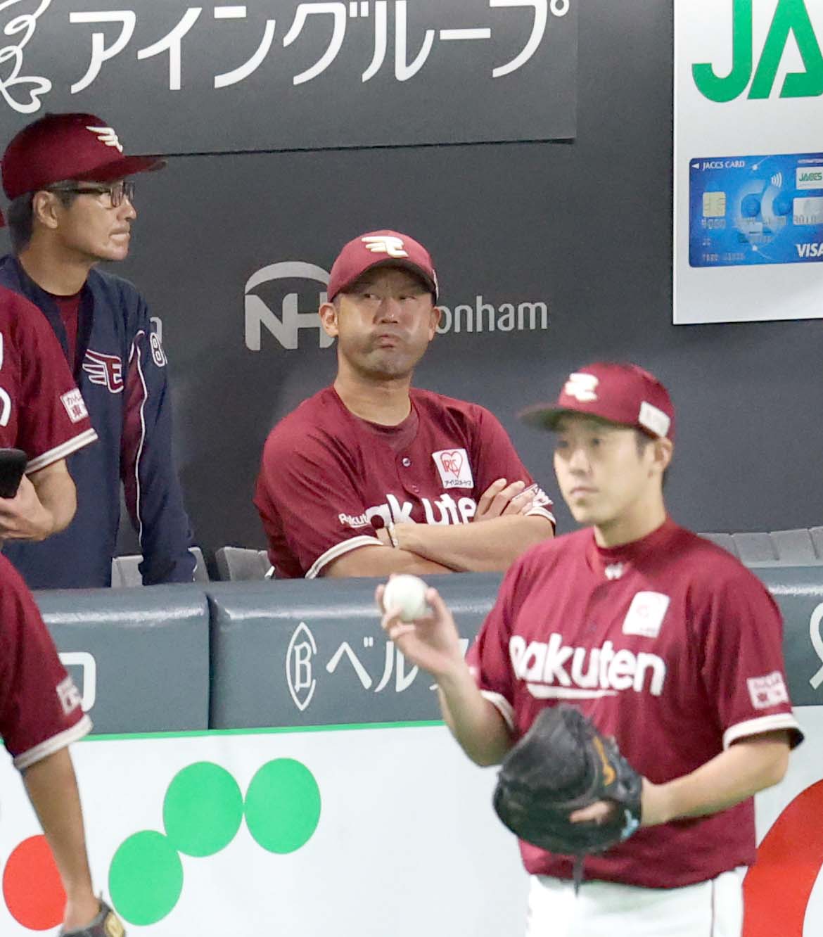 日本ハム対楽天　ベンチで険しい表情の楽天三木監督（撮影・佐藤翔太）