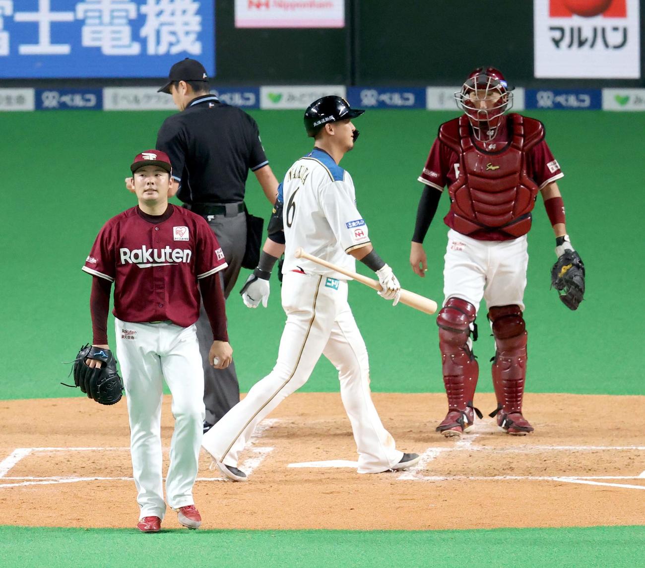日本ハム対楽天　3回裏日本ハム1死三塁、中田（右奥）に中犠飛を打たれる楽天松井（撮影・佐藤翔太）