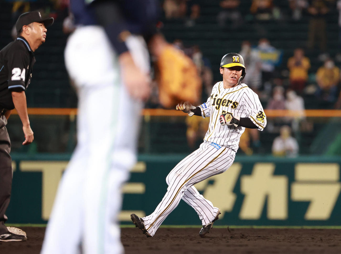 7回裏阪神2死一、三塁、打者近本光司の時に二盗を決める陽川尚将（撮影・清水貴仁）