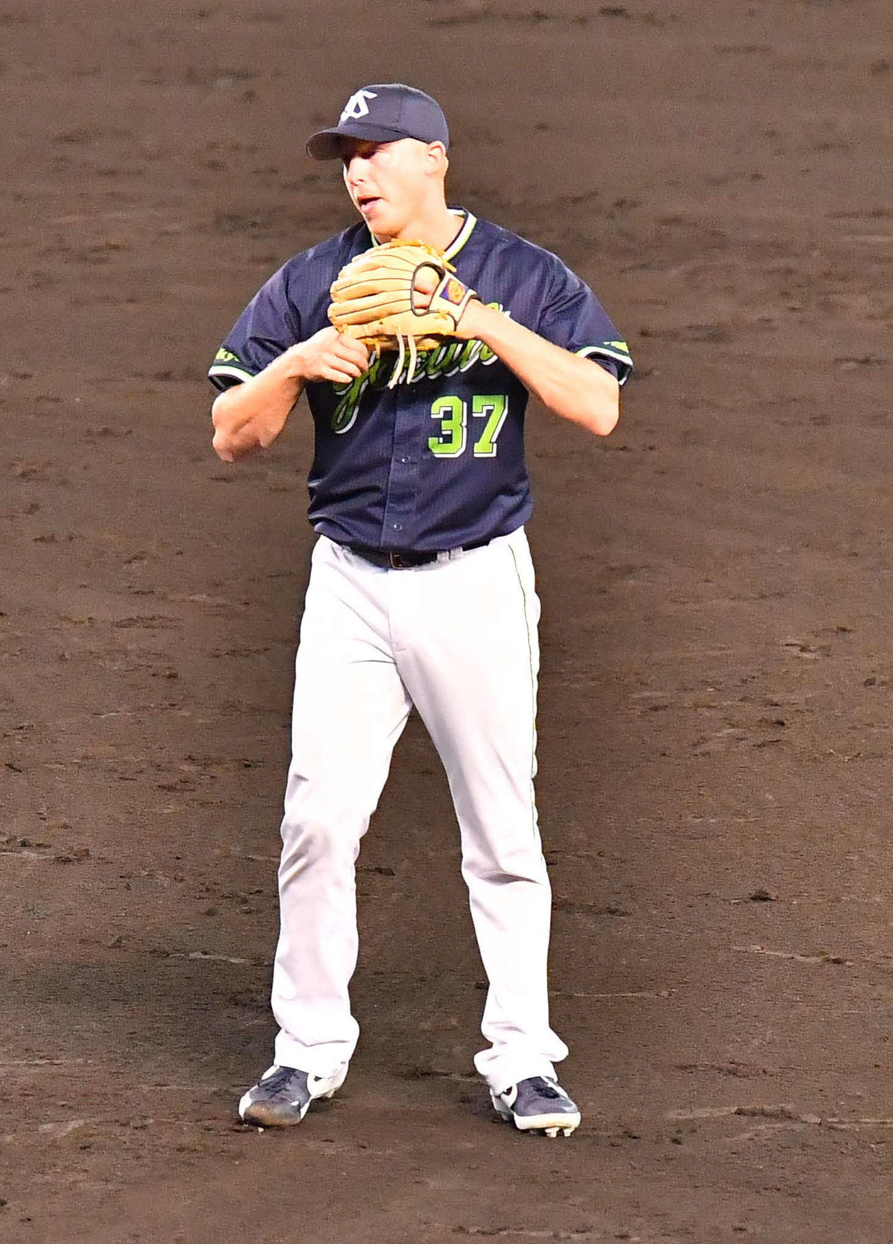 阪神対ヤクルト　7回裏阪神2死二、三塁、無人の一塁へけん制球し2点エラーをするマクガフ（撮影・上田博志）